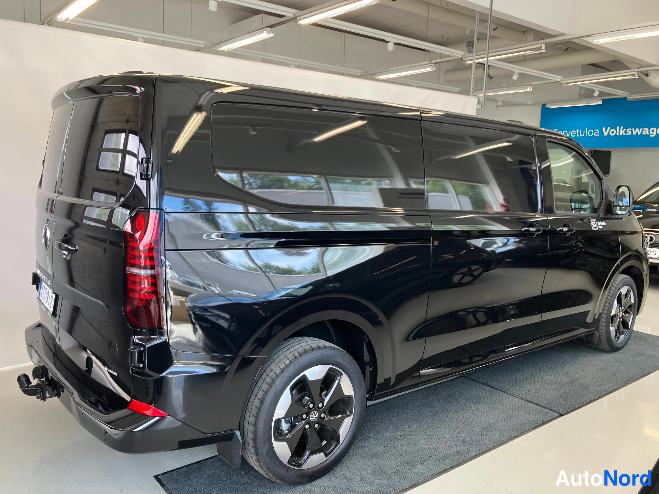 Musta Volkswagen Transporter 2026, takaviisto, kuva 8