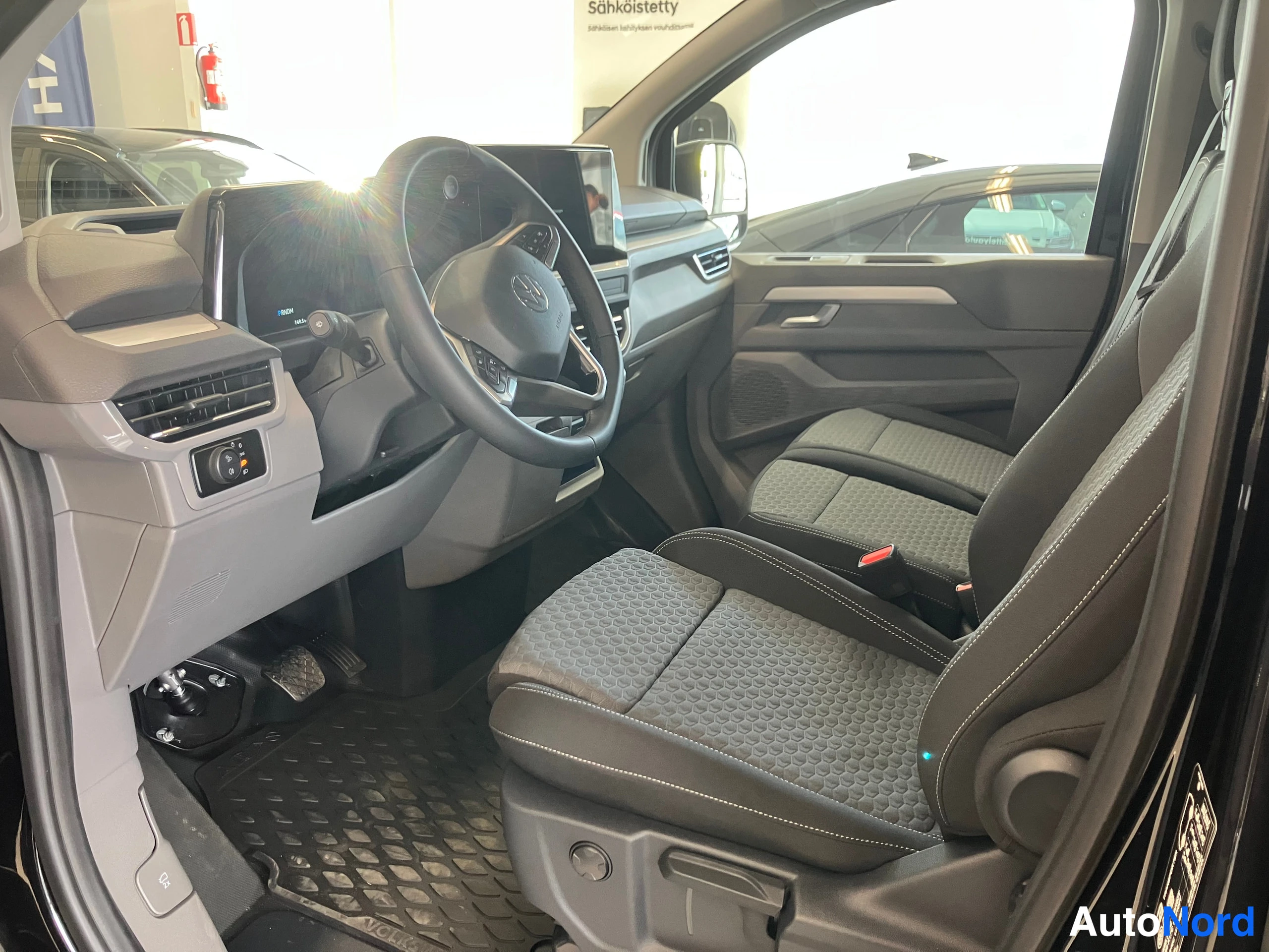 Musta Volkswagen Transporter 2026, ohjaamo, kuva 14