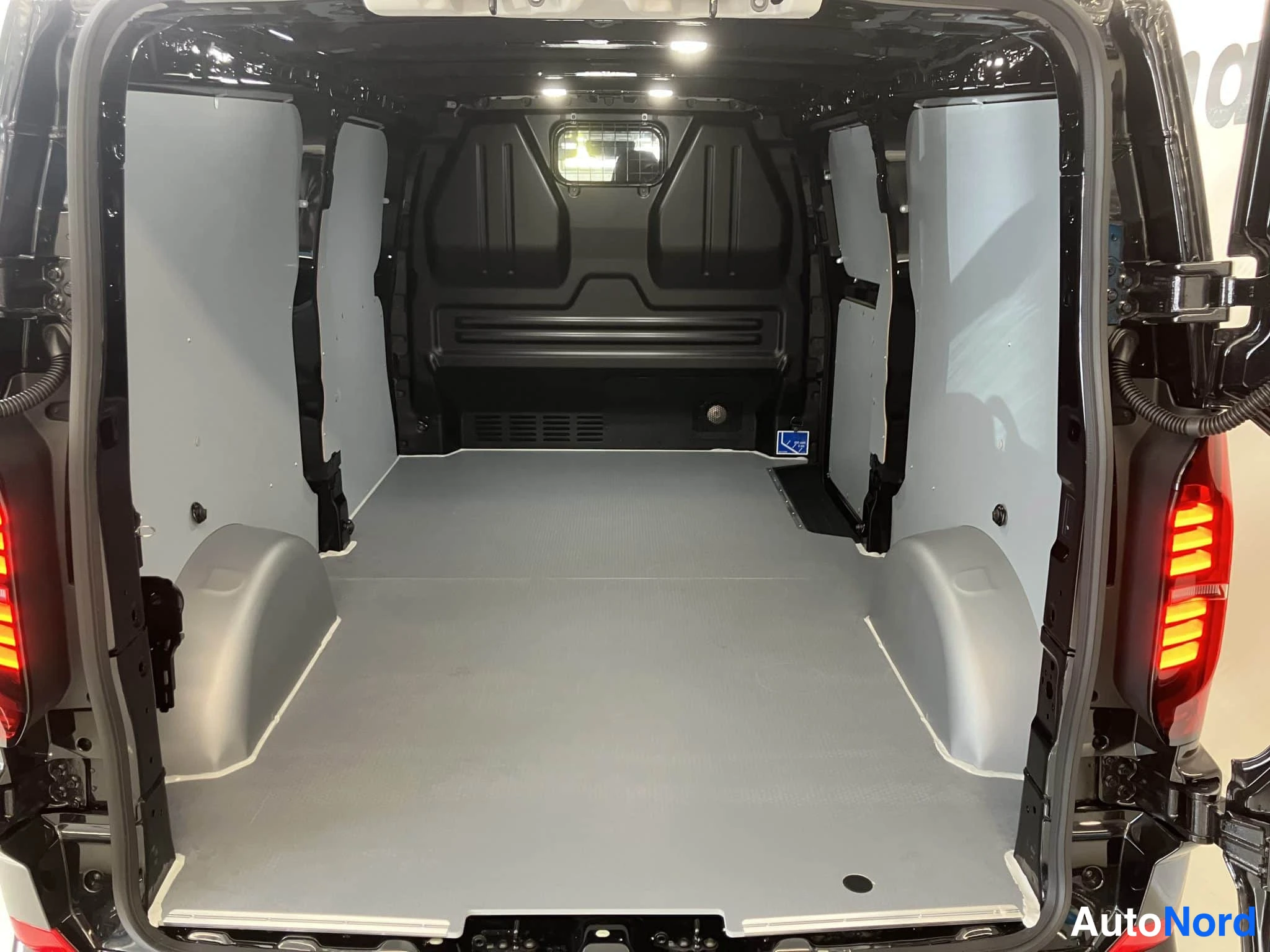 Musta Volkswagen Transporter 2026, tavaratila, kuva 18
