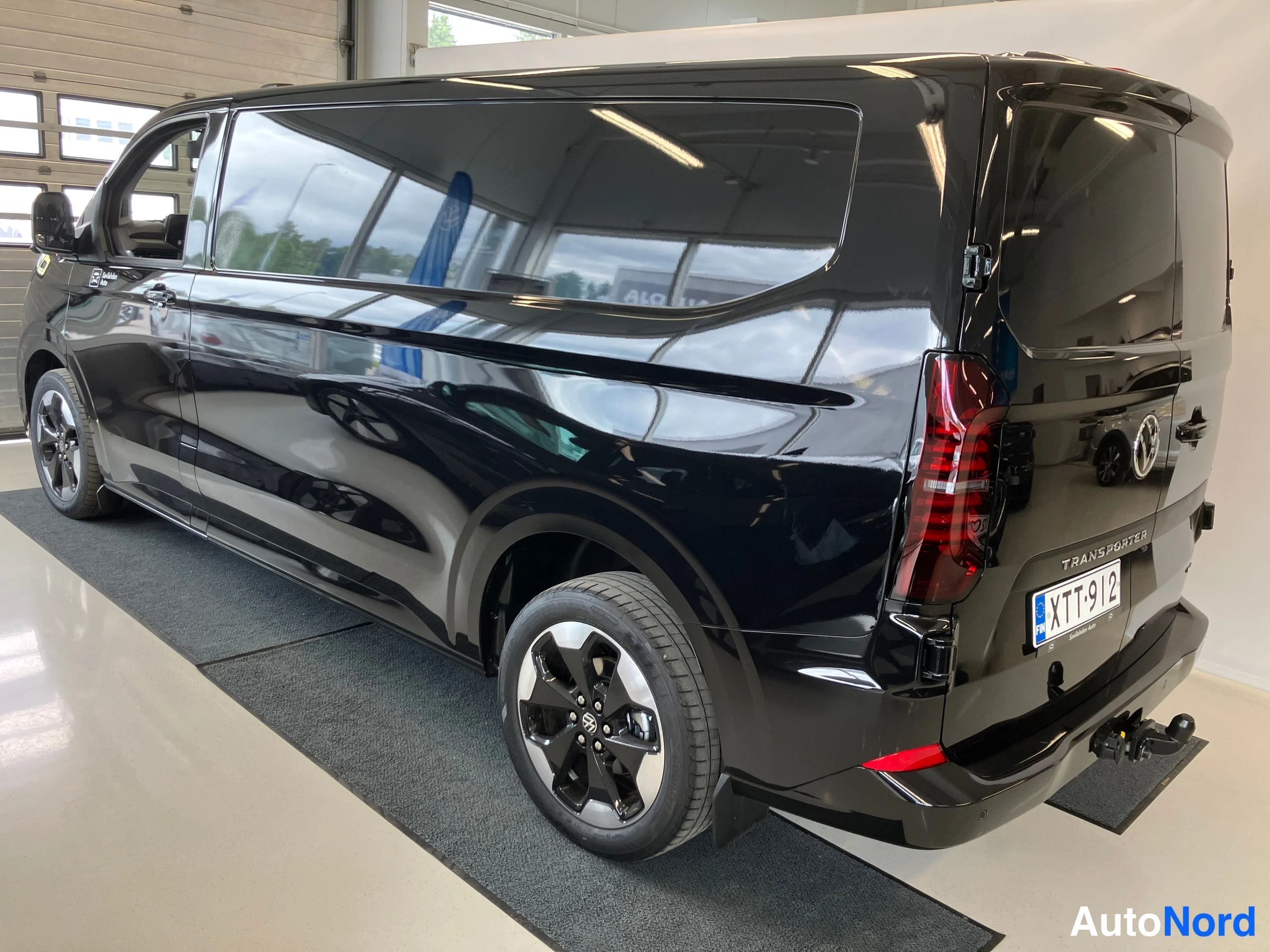 Musta Volkswagen Transporter 2026, takaviisto, kuva 10