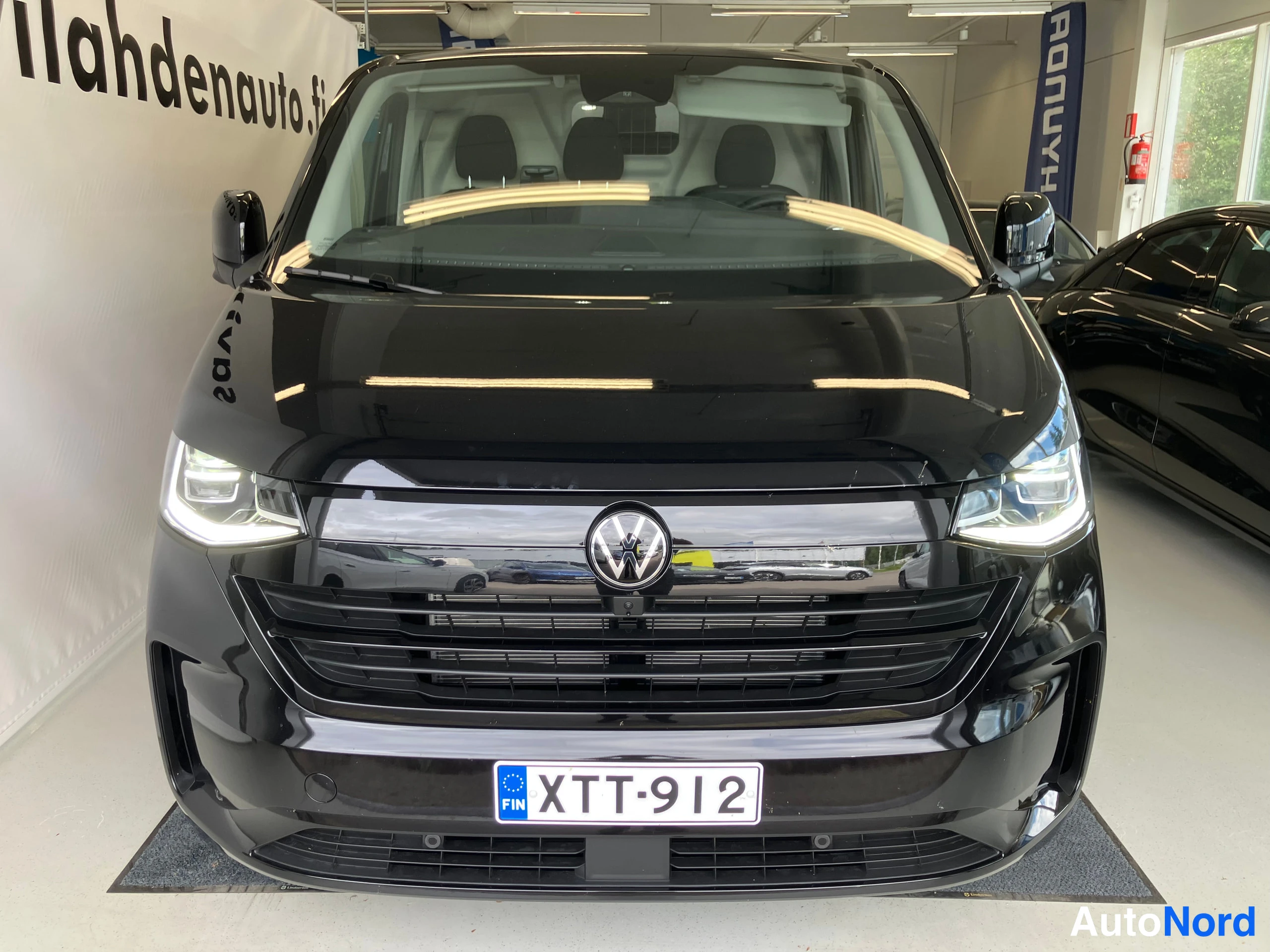 Musta Volkswagen Transporter 2026, edestä, kuva 6
