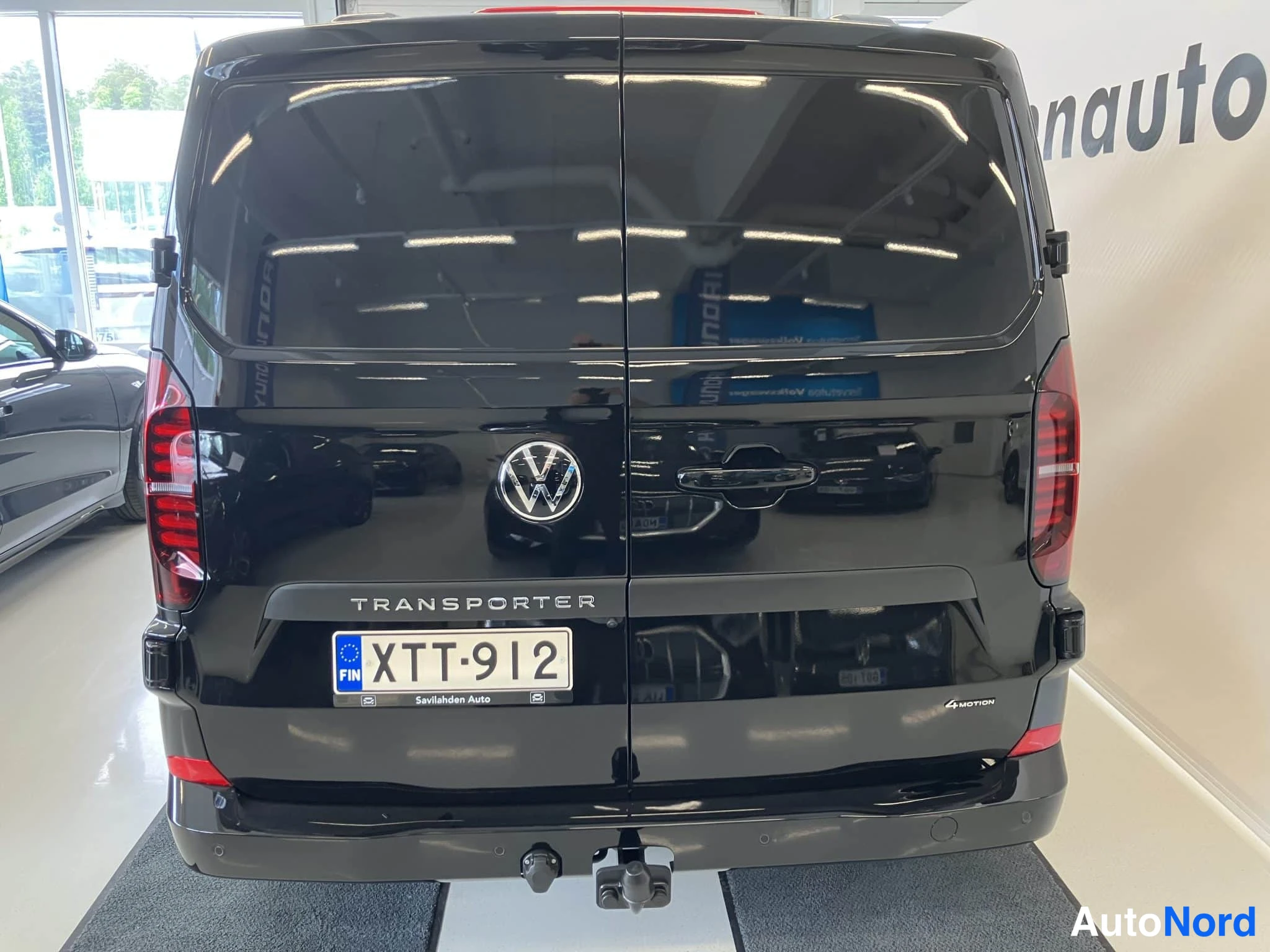 Musta Volkswagen Transporter 2026, takaa, kuva 11