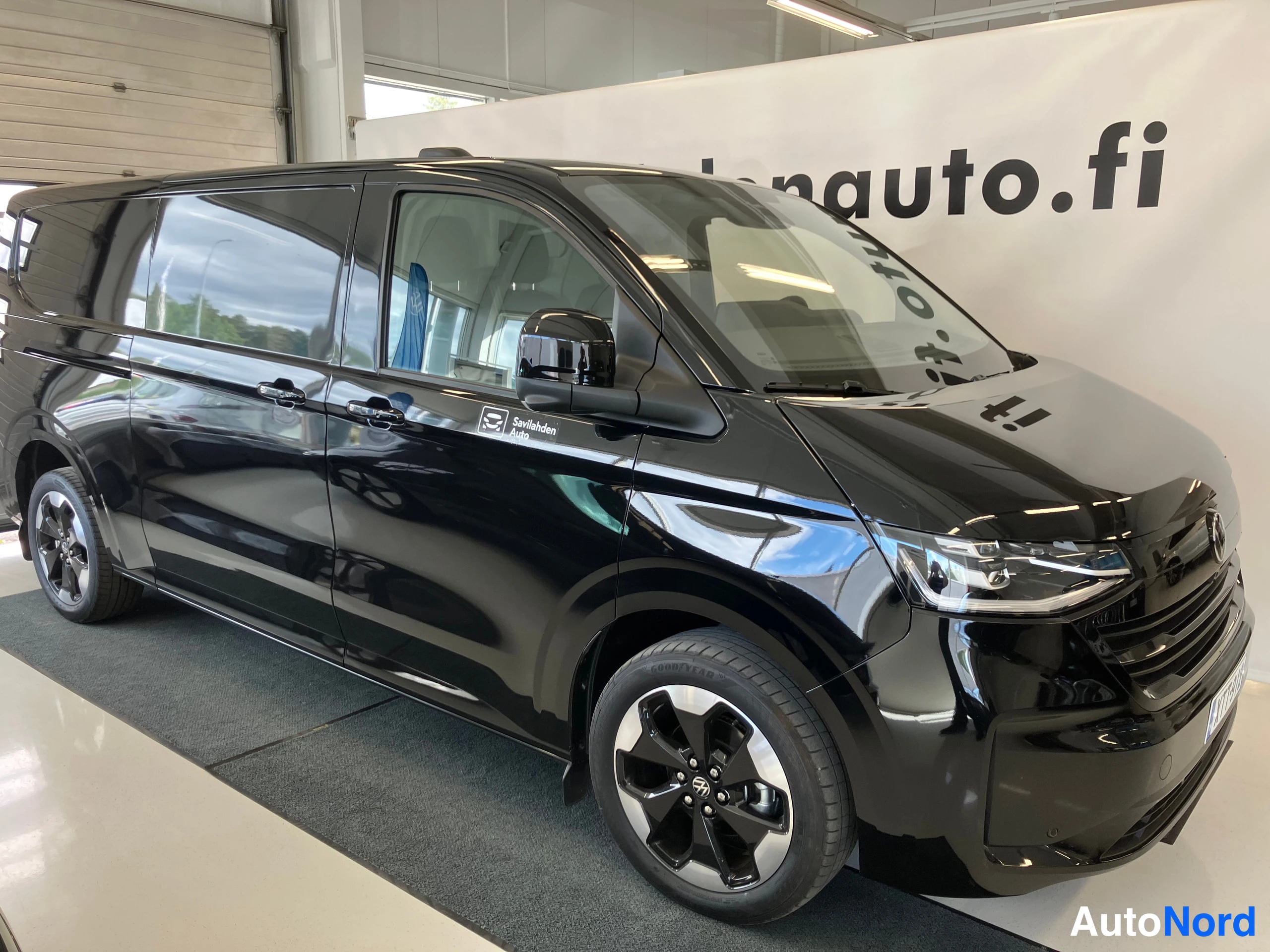 Musta Volkswagen Transporter 2026, etuviisto, keula oikealle, kuva 4