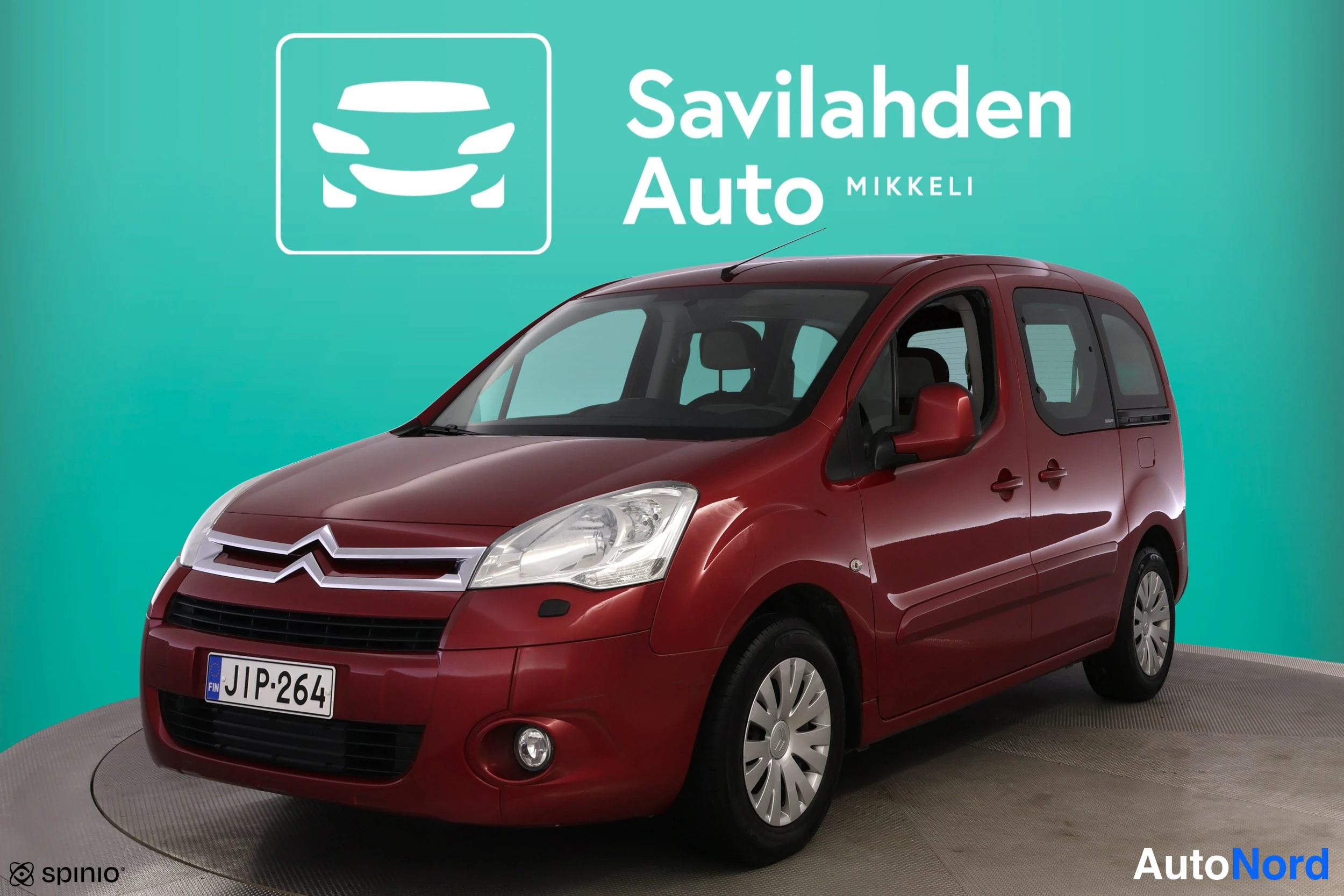 Punainen Citroen Berlingo 2011, etuviisto, keula vasemmalle, kuva 2