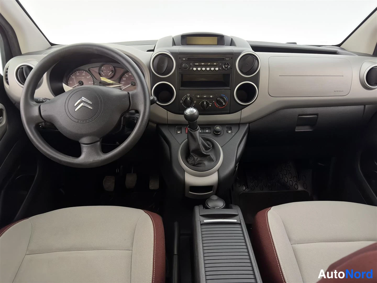 Punainen Citroen Berlingo 2011, ohjaamo, kuva 18
