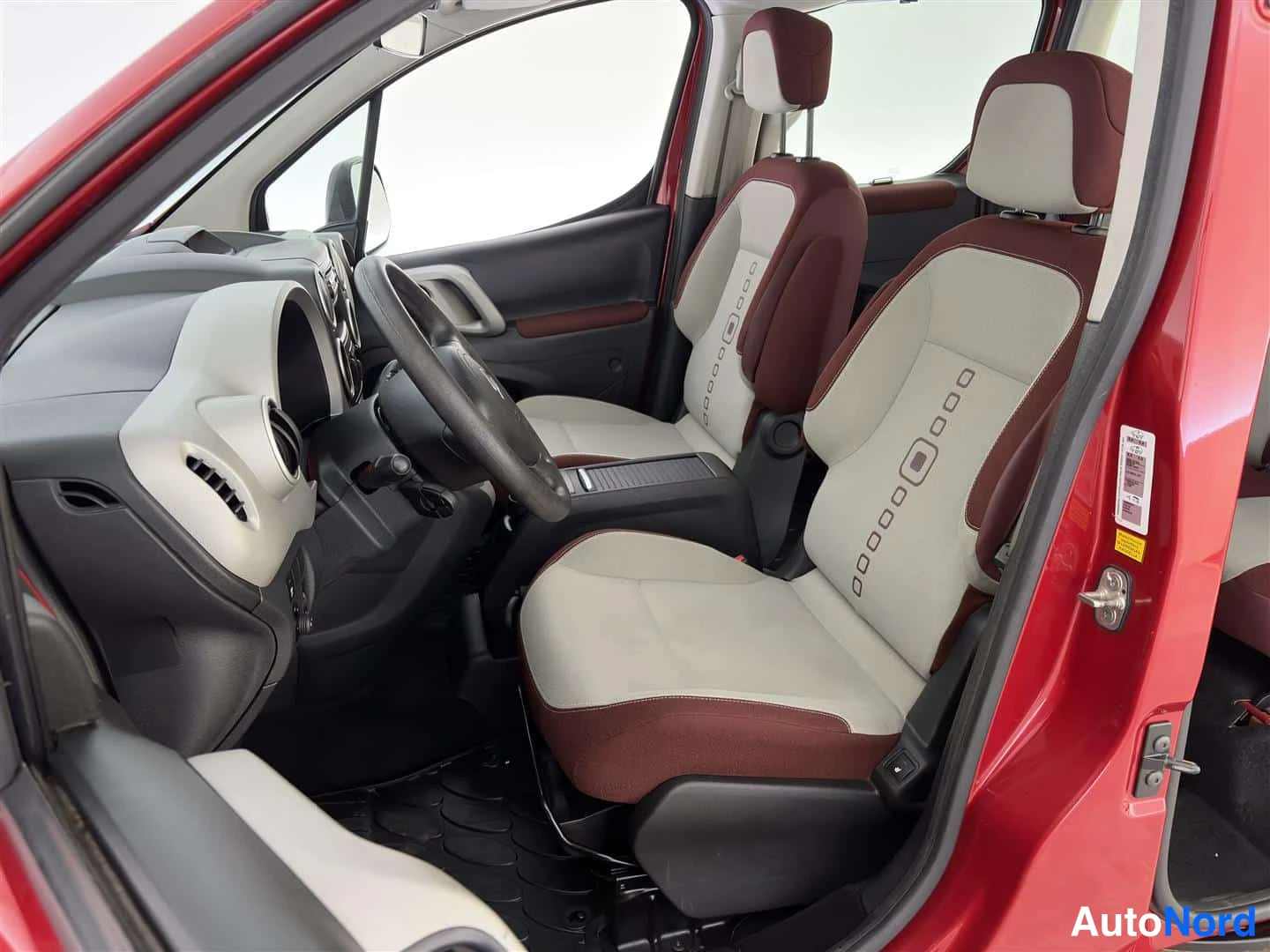 Punainen Citroen Berlingo 2011, ohjaamo, kuva 14
