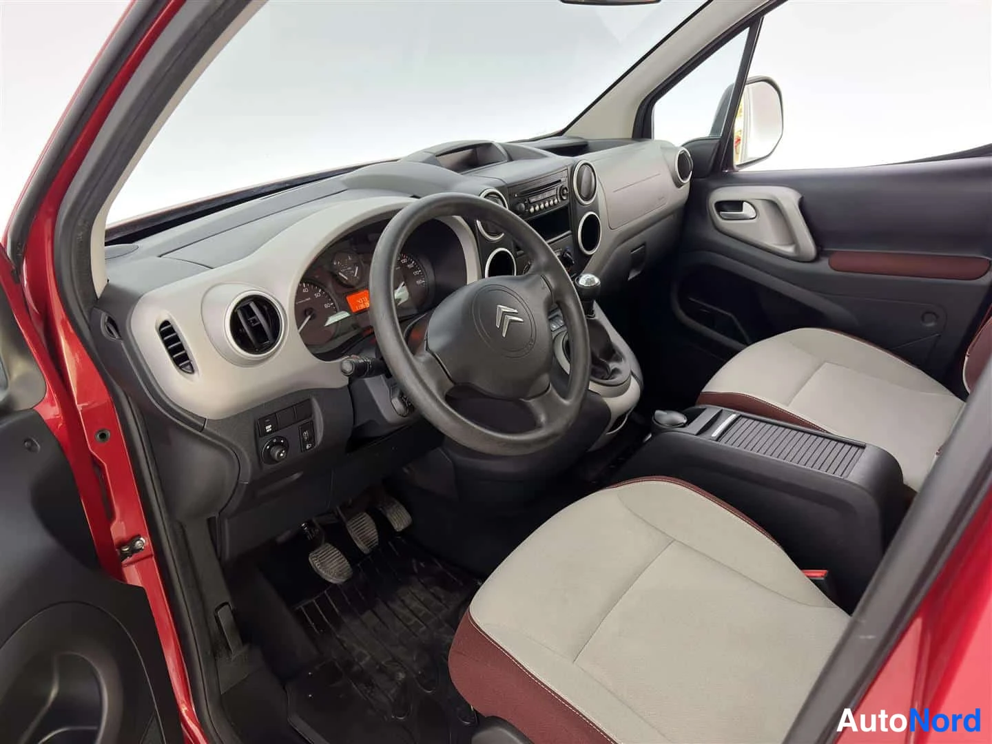 Punainen Citroen Berlingo 2011, ohjaamo, kuva 15