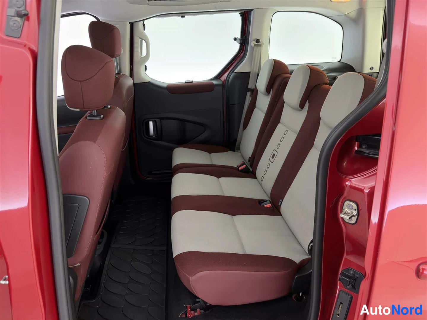 Punainen Citroen Berlingo 2011, takaistuimet, kuva 20