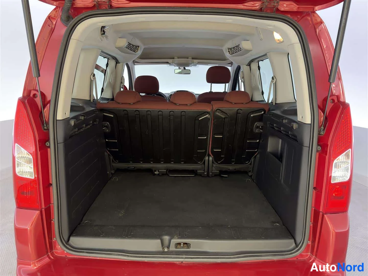 Punainen Citroen Berlingo 2011, tavaratila, kuva 21