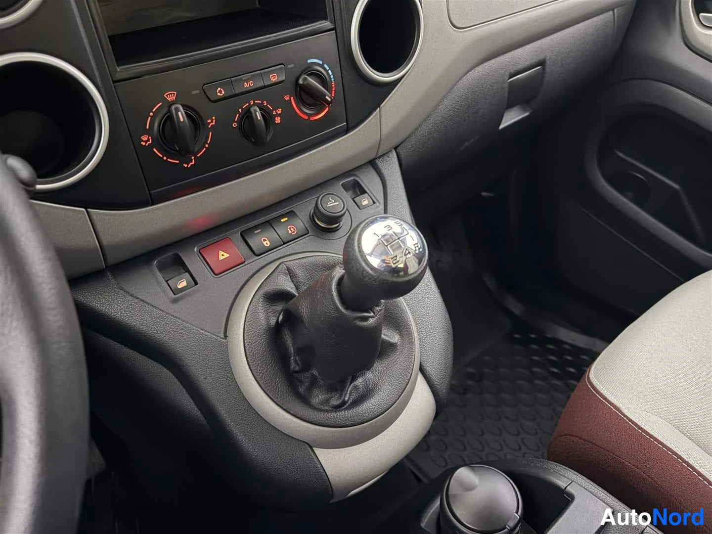 Punainen Citroen Berlingo 2011, yksityiskohta, kuva 24