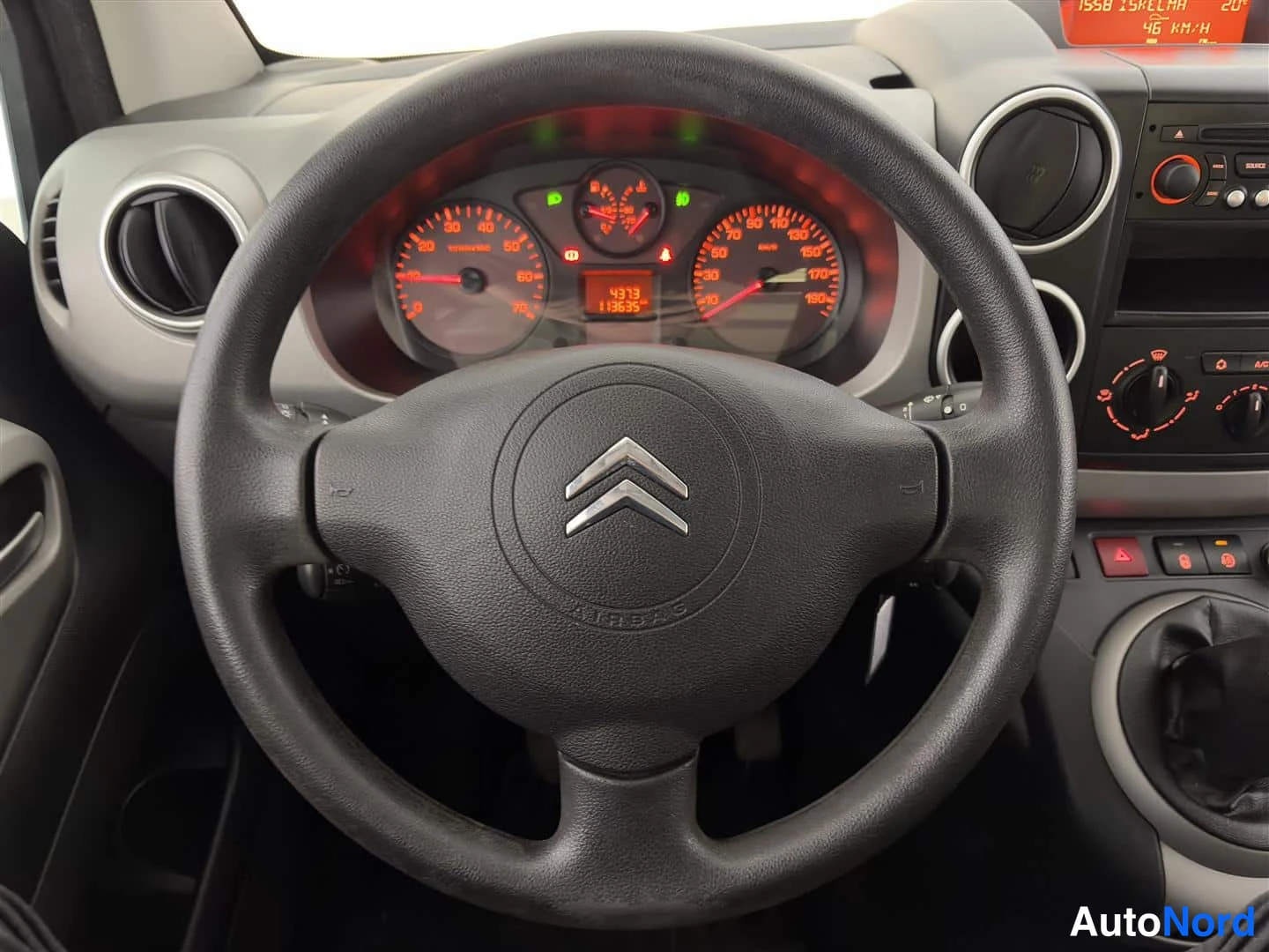 Punainen Citroen Berlingo 2011, ohjaamo, kuva 16