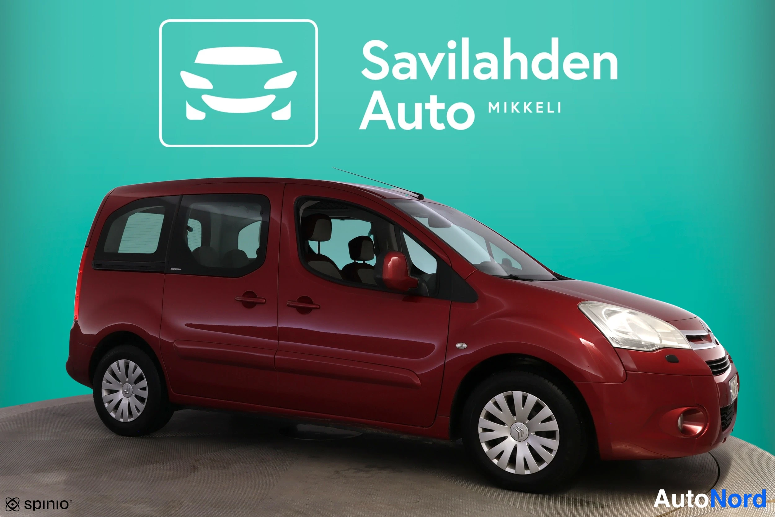 Punainen Citroen Berlingo 2011, etuviisto, keula oikealle, kuva 4