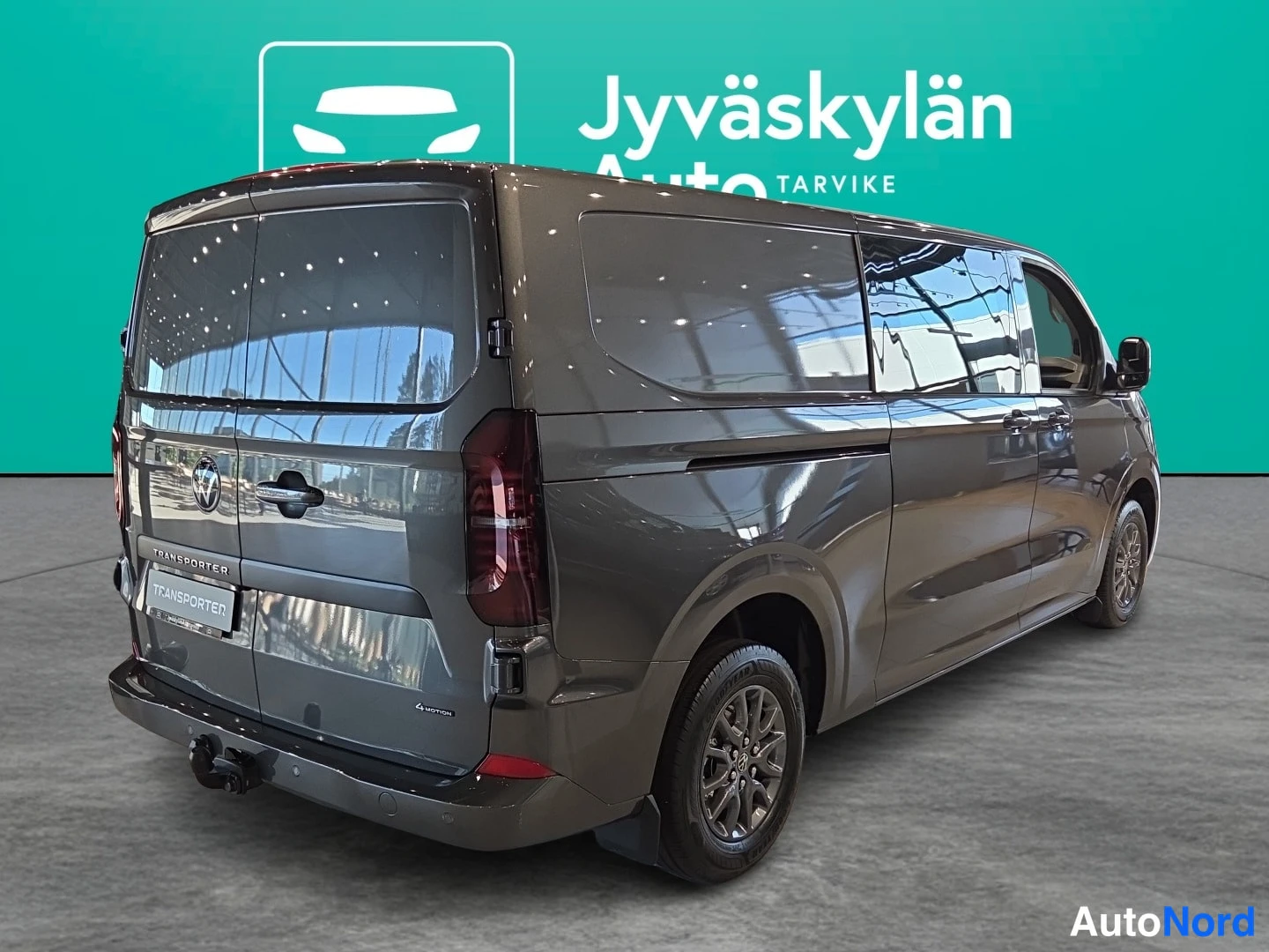 Grå Volkswagen Transporter 2026, snett bakifrån, bild 3