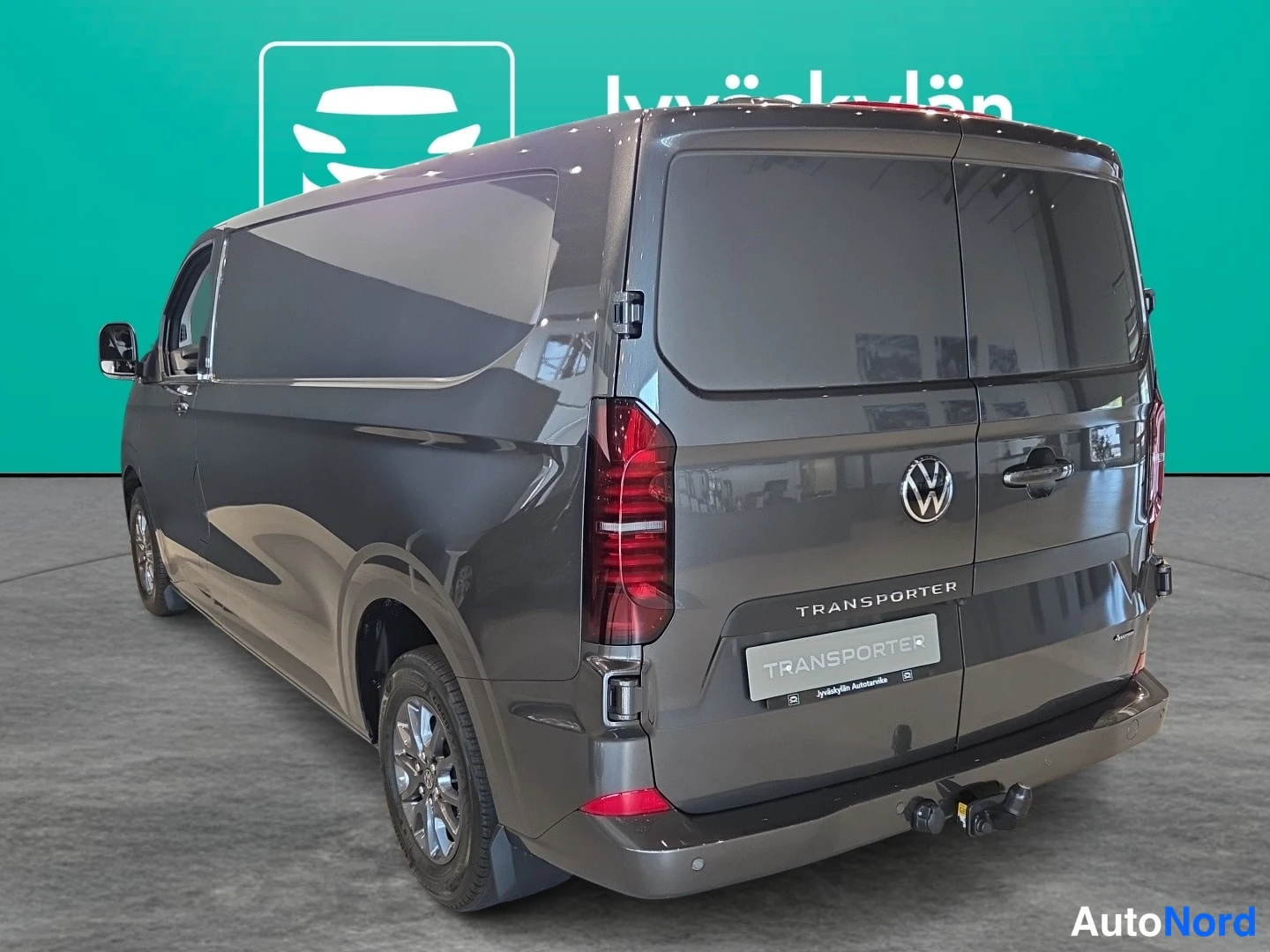 Grå Volkswagen Transporter 2026, snett bakifrån, bild 4