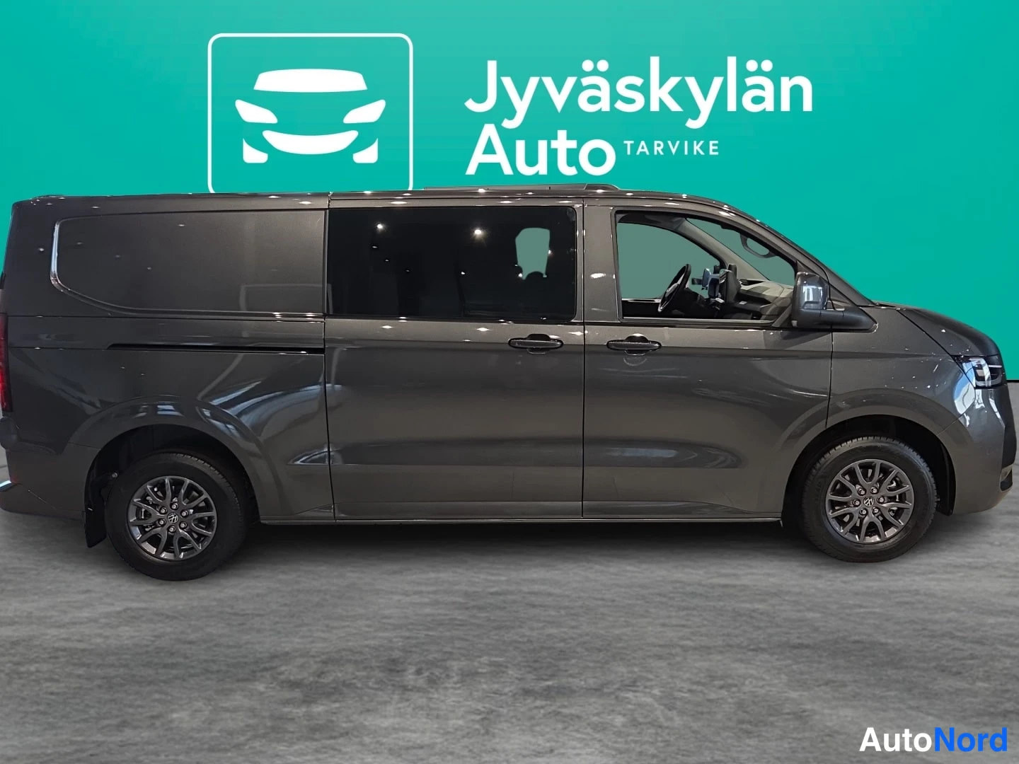 Grå Volkswagen Transporter 2026, snett framifrån, fronten åt höger, bild 2