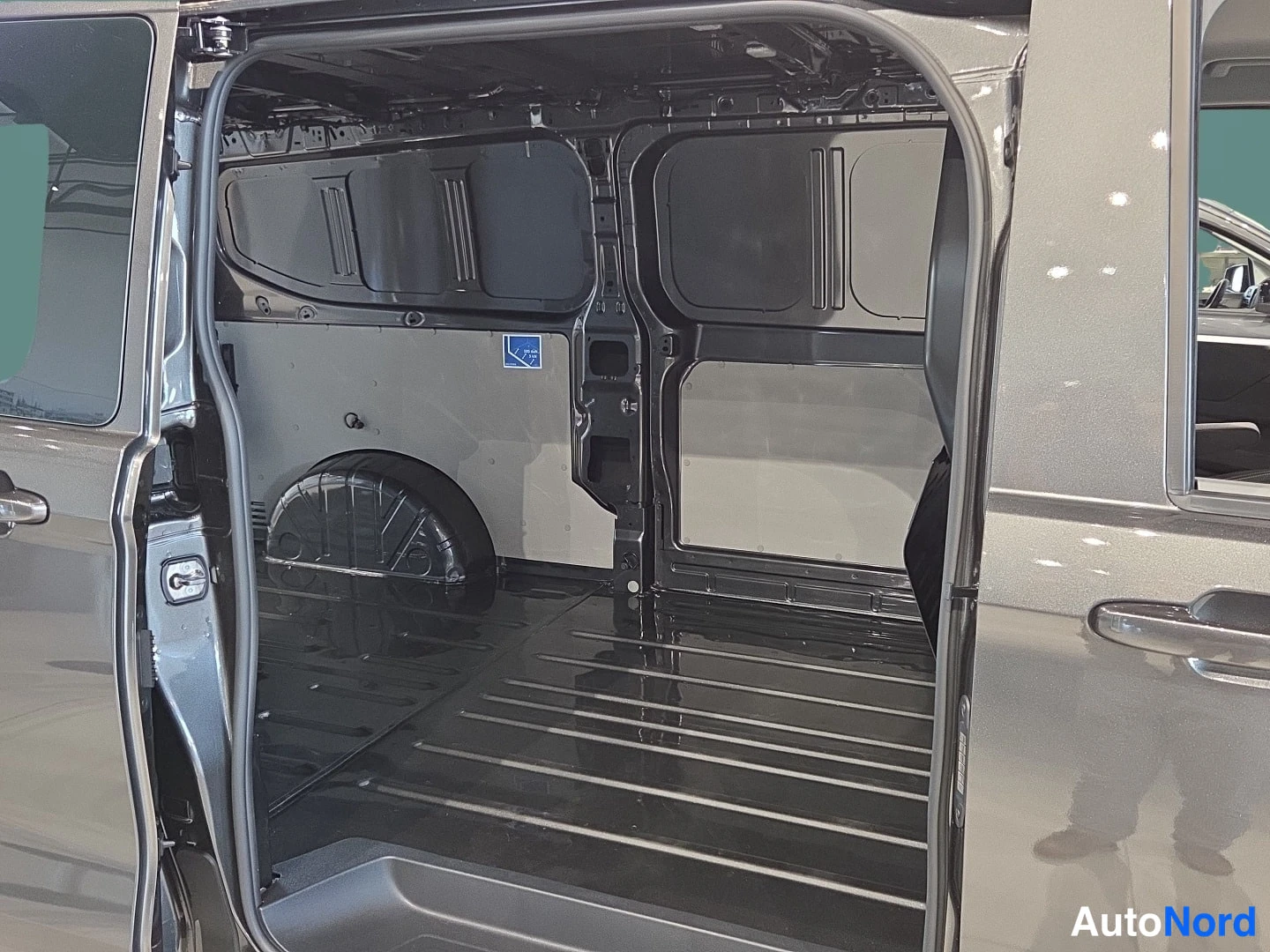 Grå Volkswagen Transporter 2026, bagageutrymme, bild 9