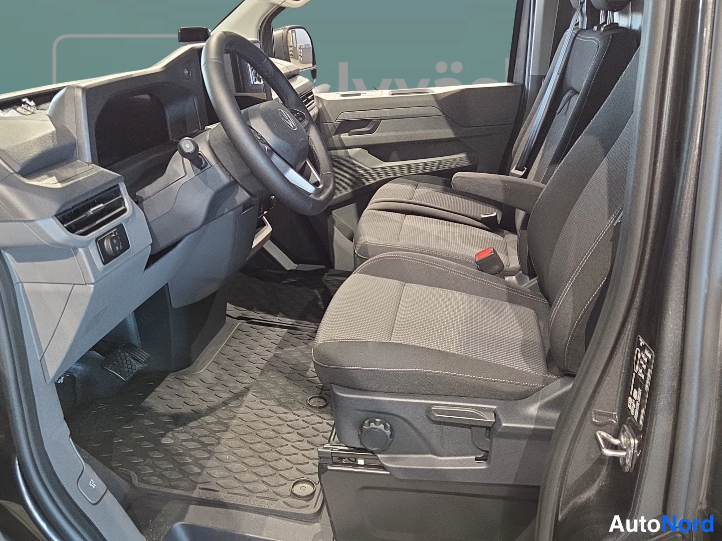 Grå Volkswagen Transporter 2026, förarplats, bild 7