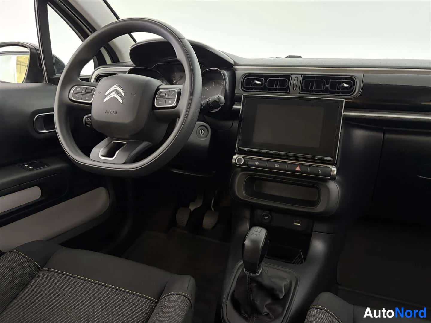 Valkoinen Citroen C3 2023, ohjaamo, kuva 14