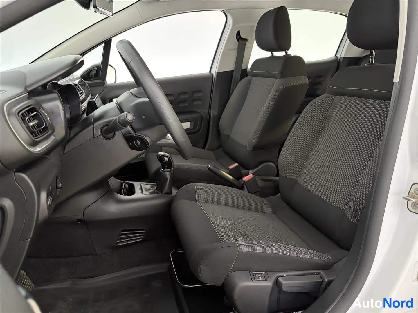 Valkoinen Citroen C3 2023, ohjaamo, kuva 15