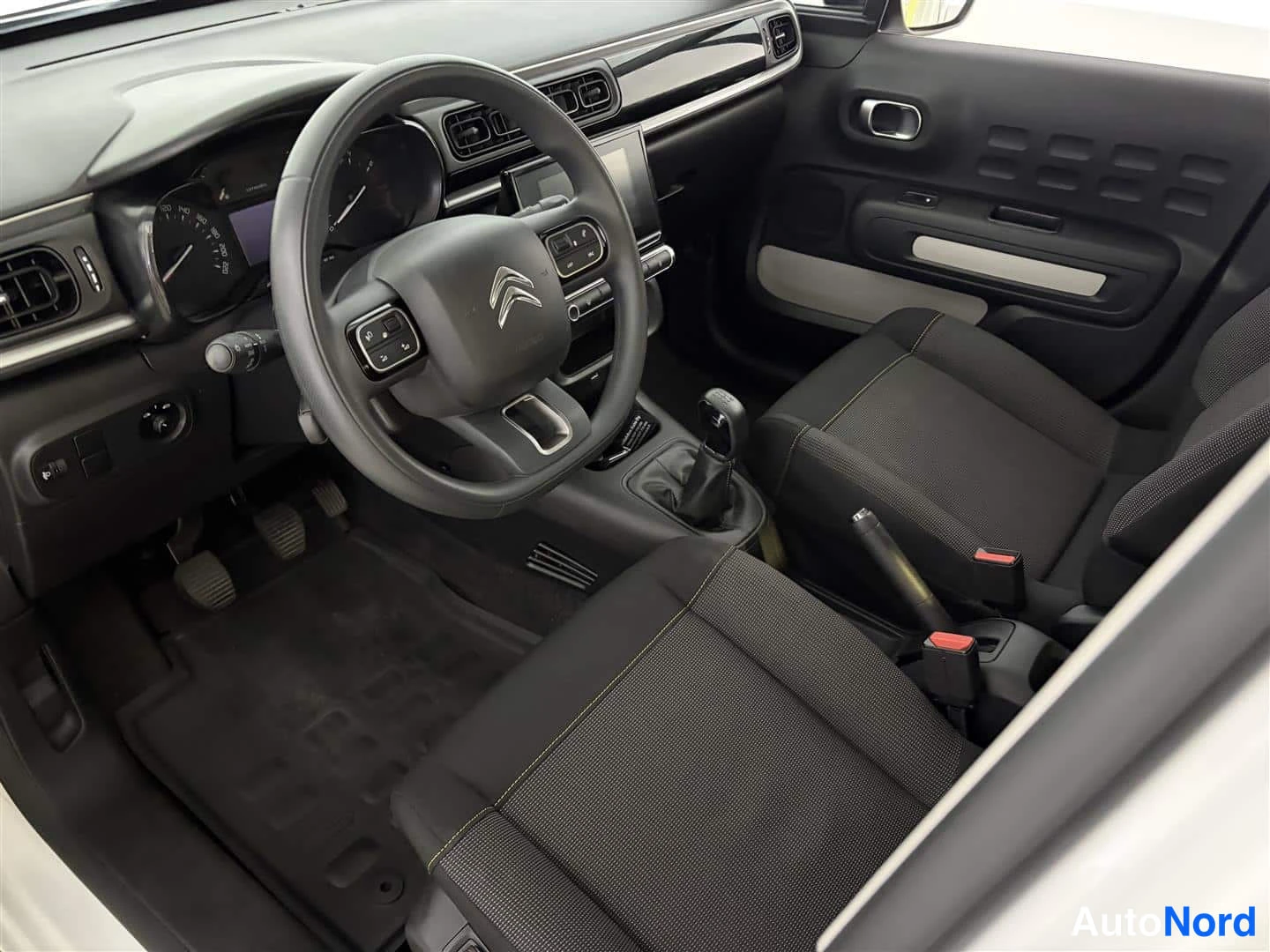 Valkoinen Citroen C3 2023, ohjaamo, kuva 16