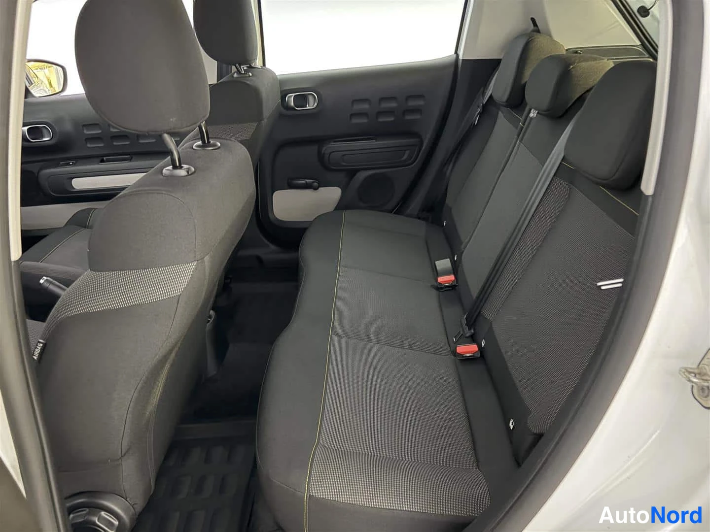 Valkoinen Citroen C3 2023, takaistuimet, kuva 18