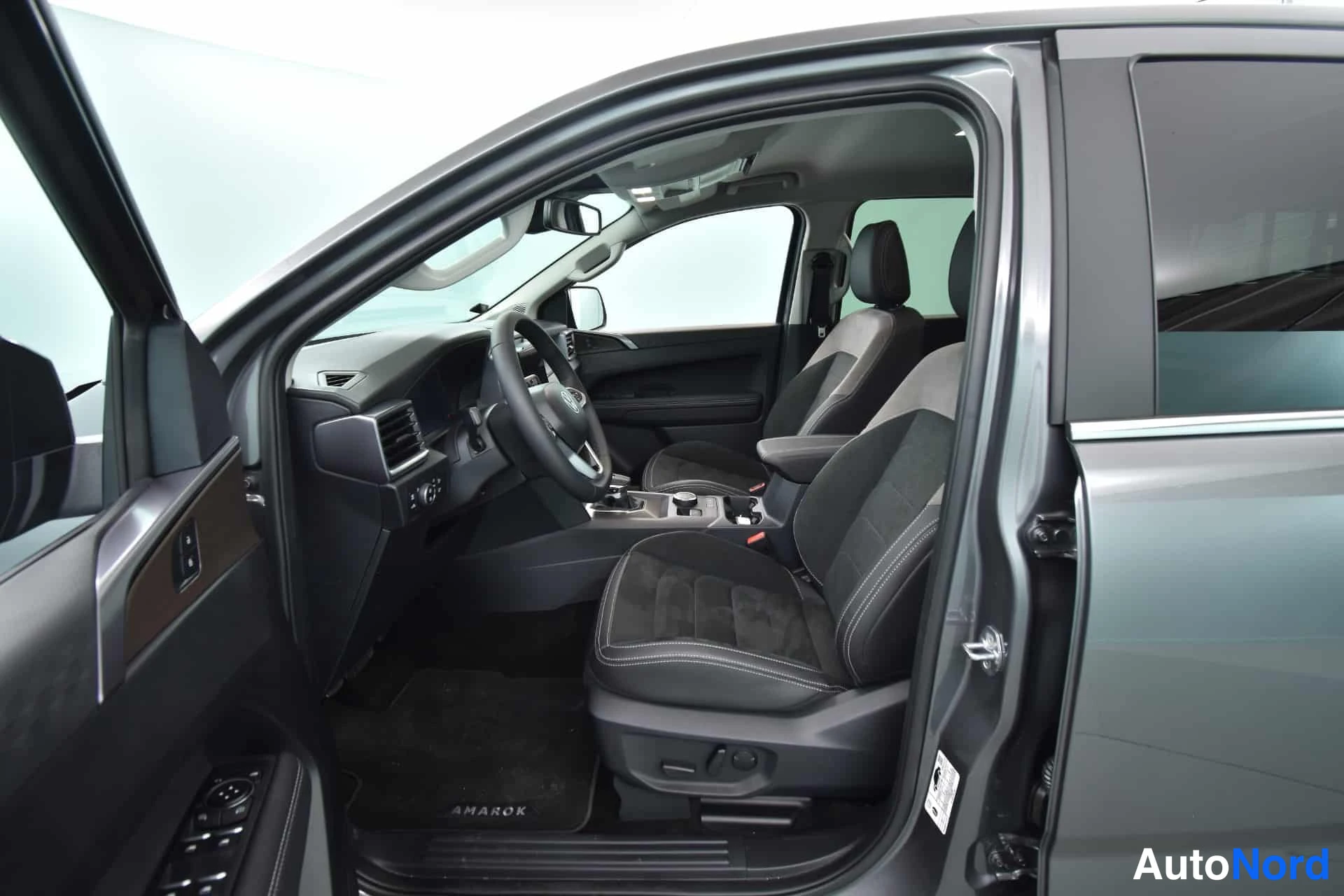 Grå Volkswagen Amarok 2026, förarplats, bild 13