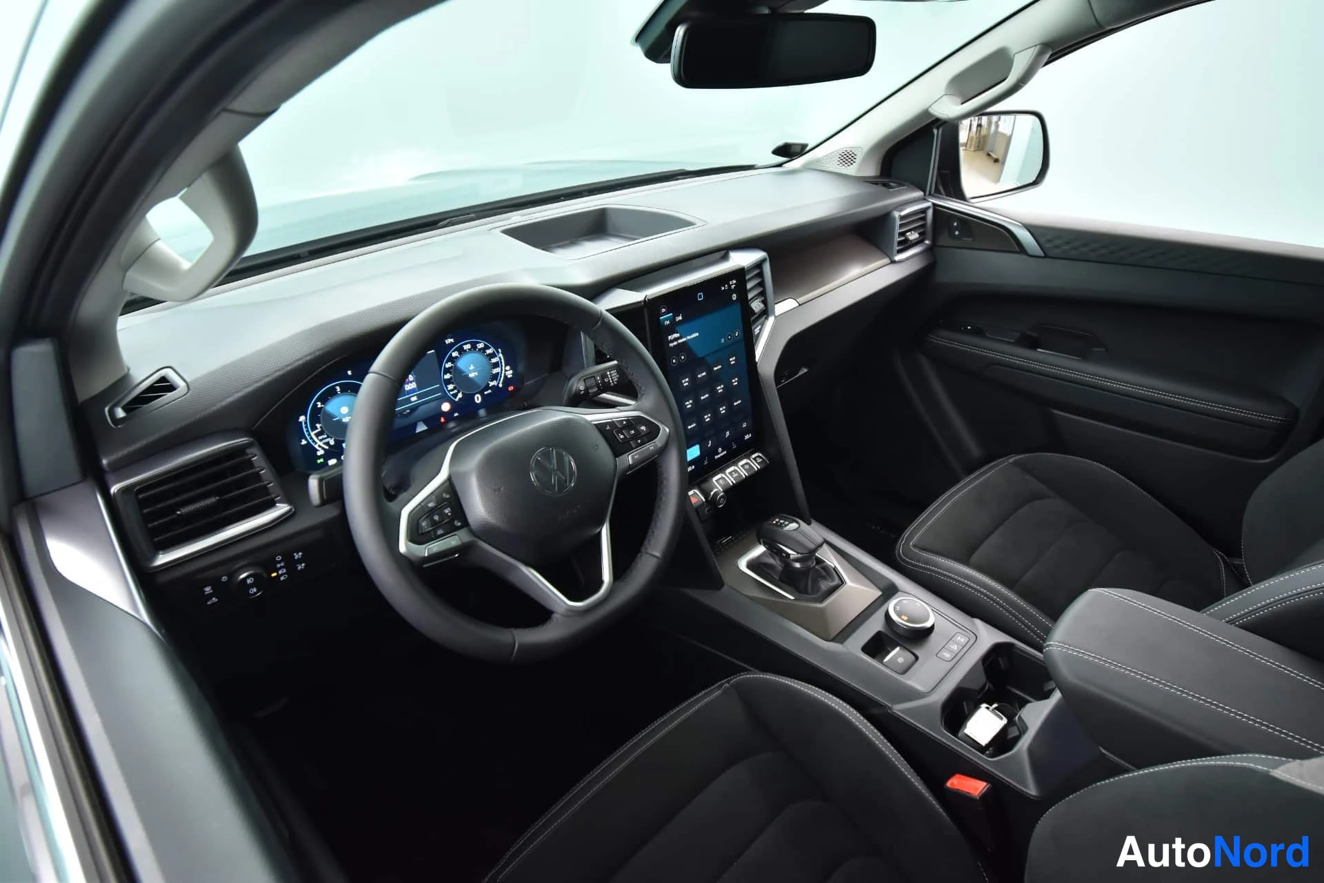 Grå Volkswagen Amarok 2026, förarplats, bild 14