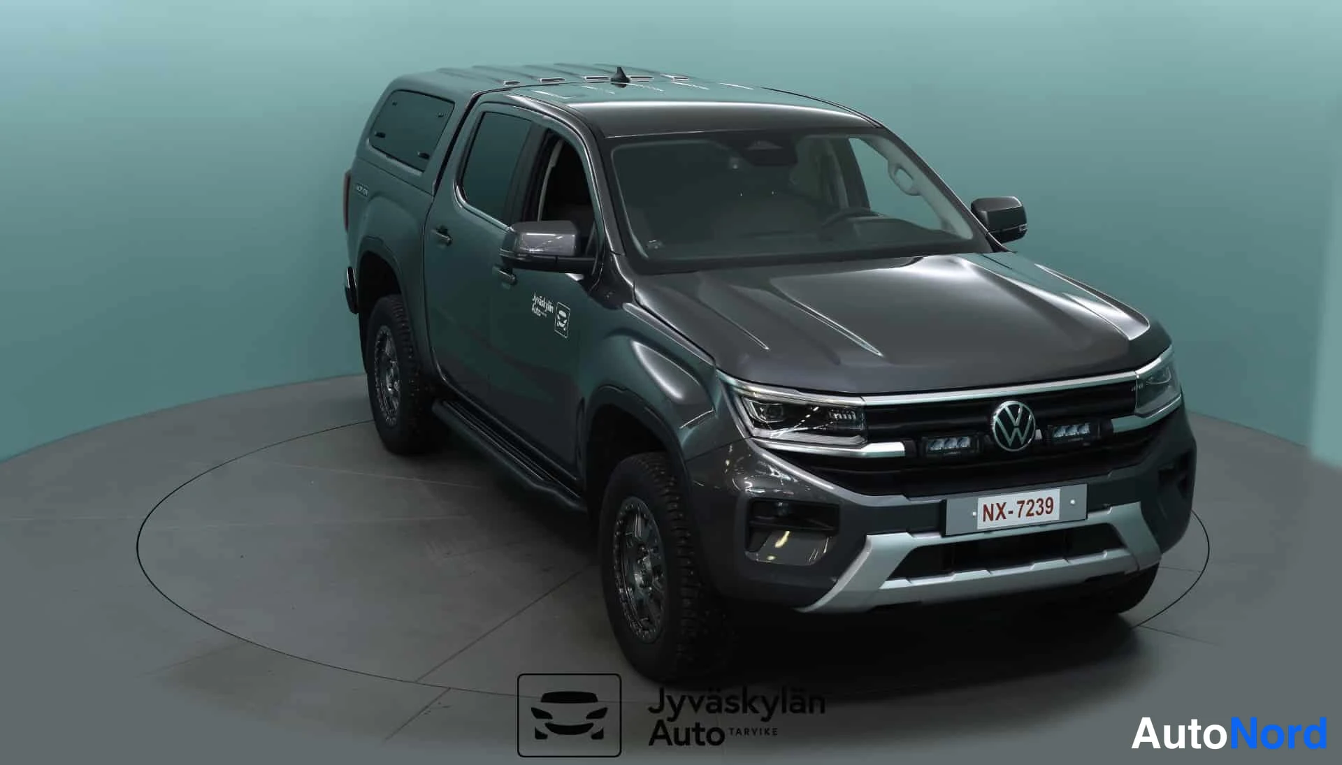 Grå Volkswagen Amarok 2026, snett framifrån, fronten åt höger, bild 2
