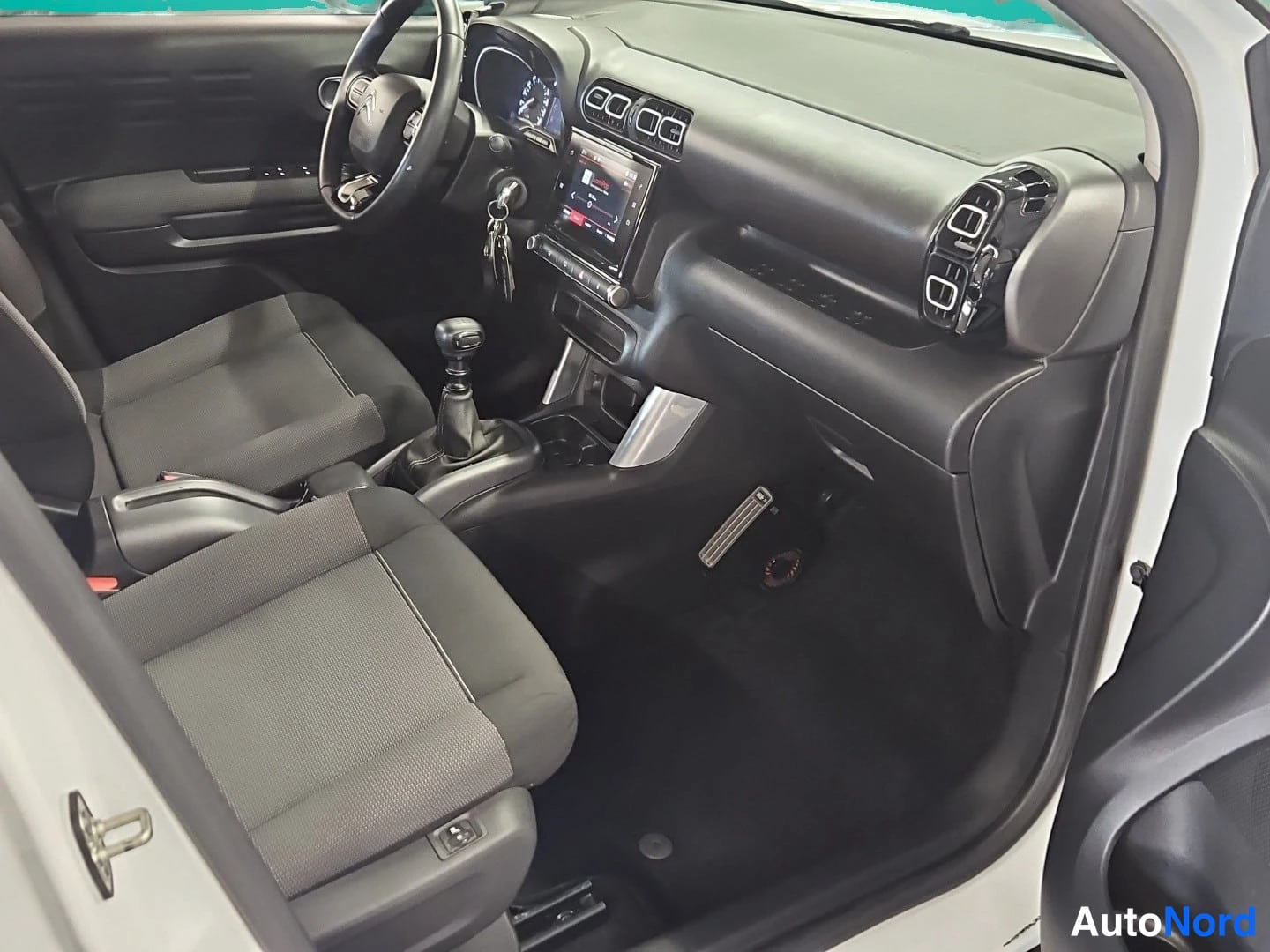 Valkoinen Citroen C3 Aircross 2019, ohjaamo, kuva 11