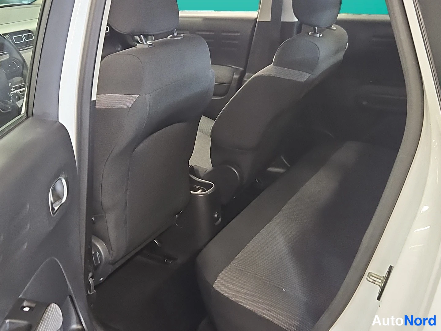 Valkoinen Citroen C3 Aircross 2019, takaistuimet, kuva 15
