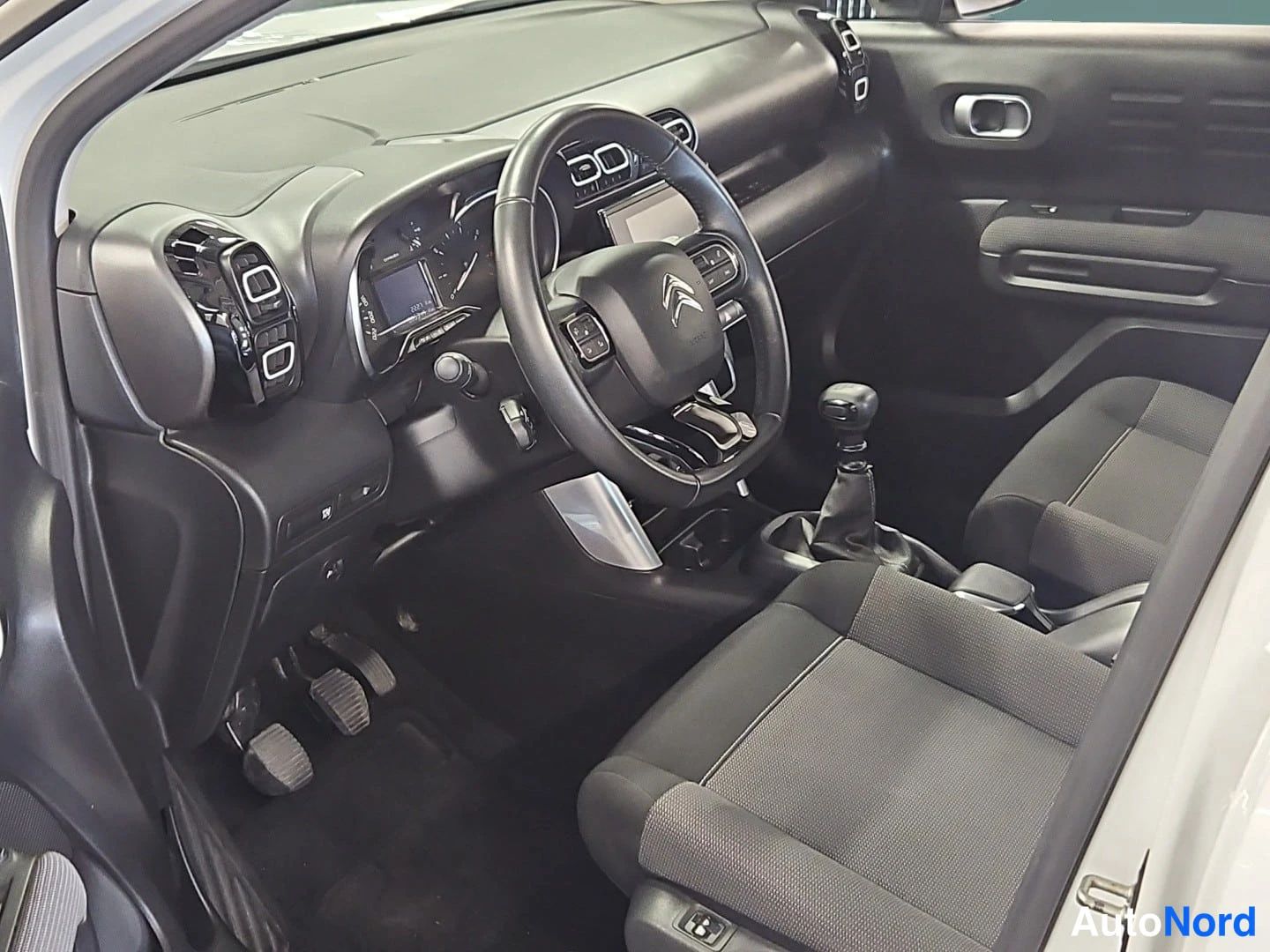 Valkoinen Citroen C3 Aircross 2019, ohjaamo, kuva 12