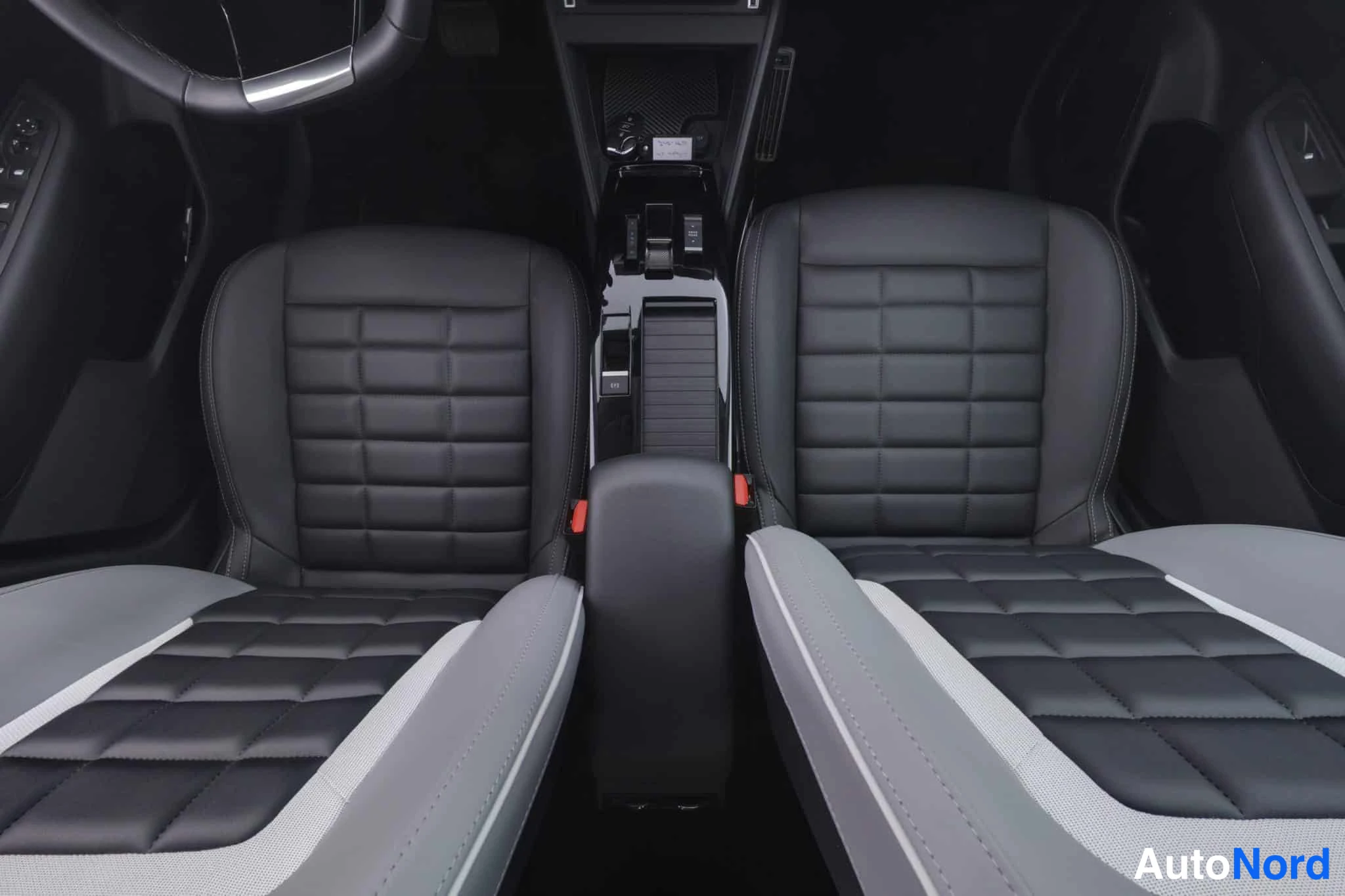 Musta Citroen C4 2025, etuistuimet, kuva 18