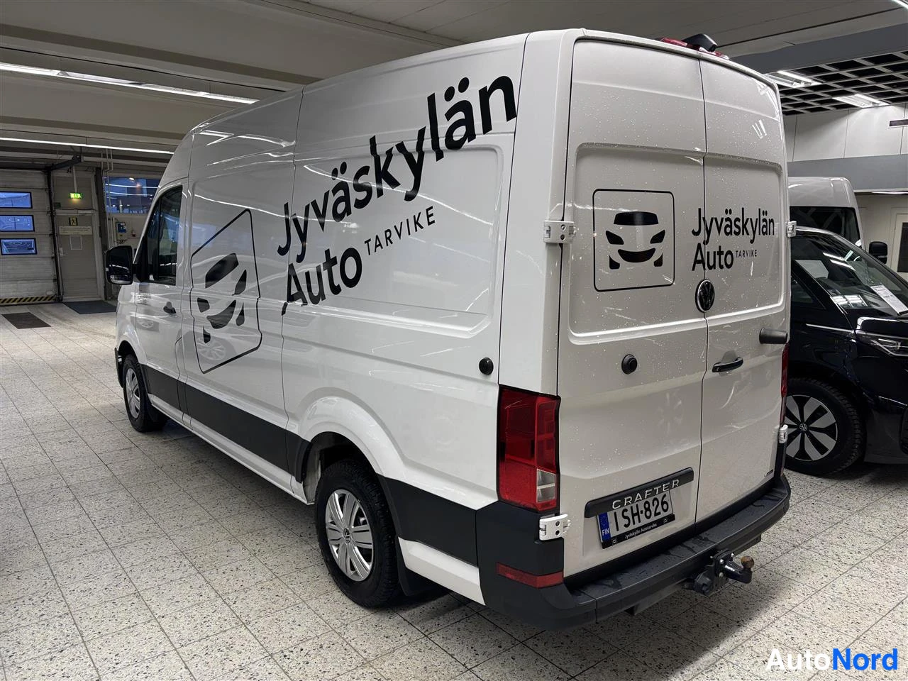 Valkoinen Volkswagen Crafter 2025, takaviisto, kuva 4