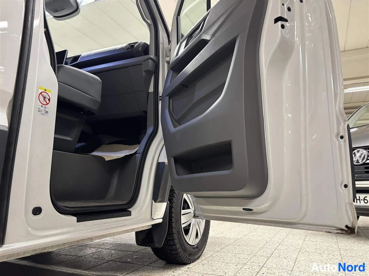 Valkoinen Volkswagen Crafter 2025, yksityiskohta, kuva 13
