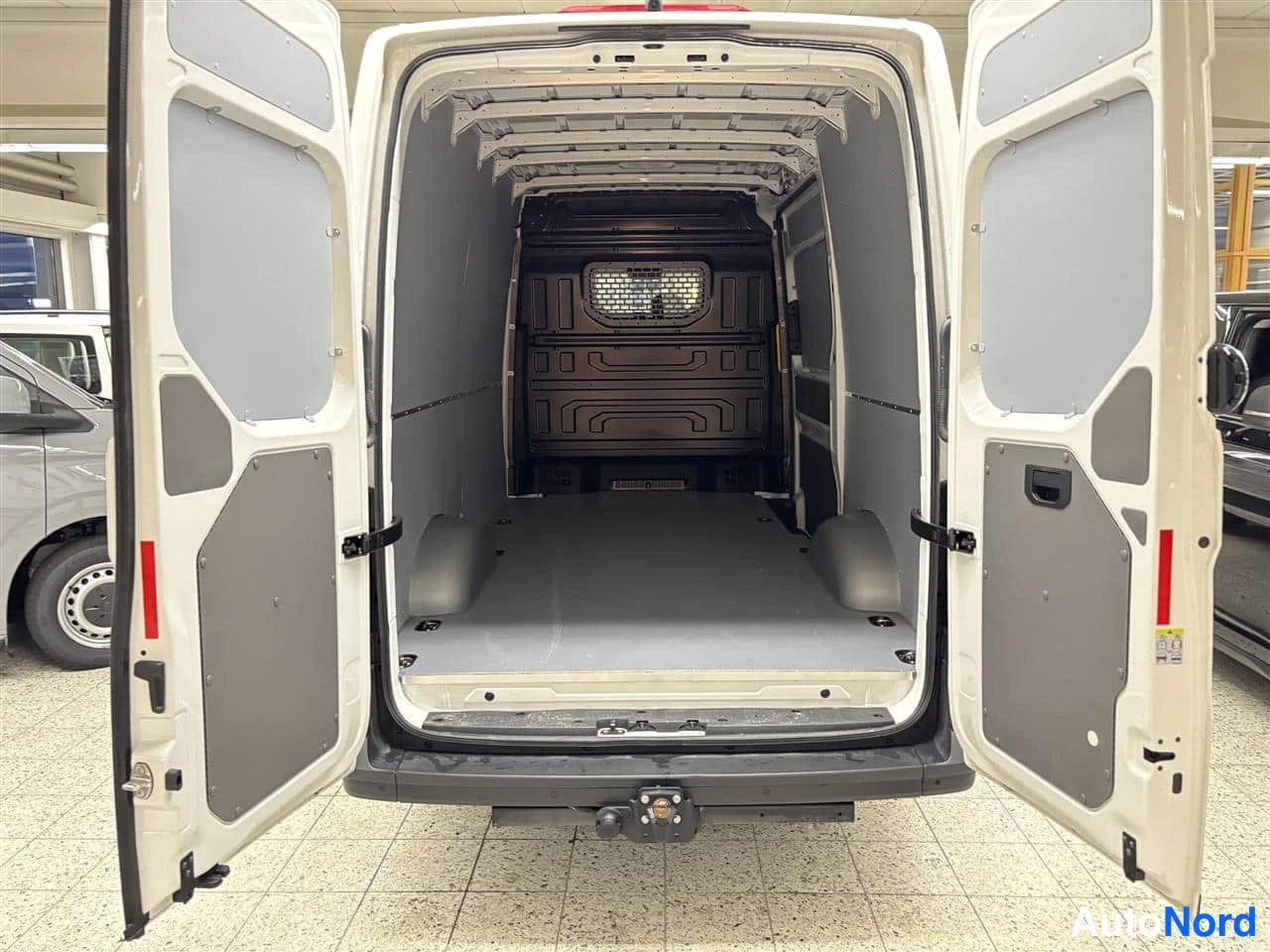 Valkoinen Volkswagen Crafter 2025, tavaratila, kuva 12