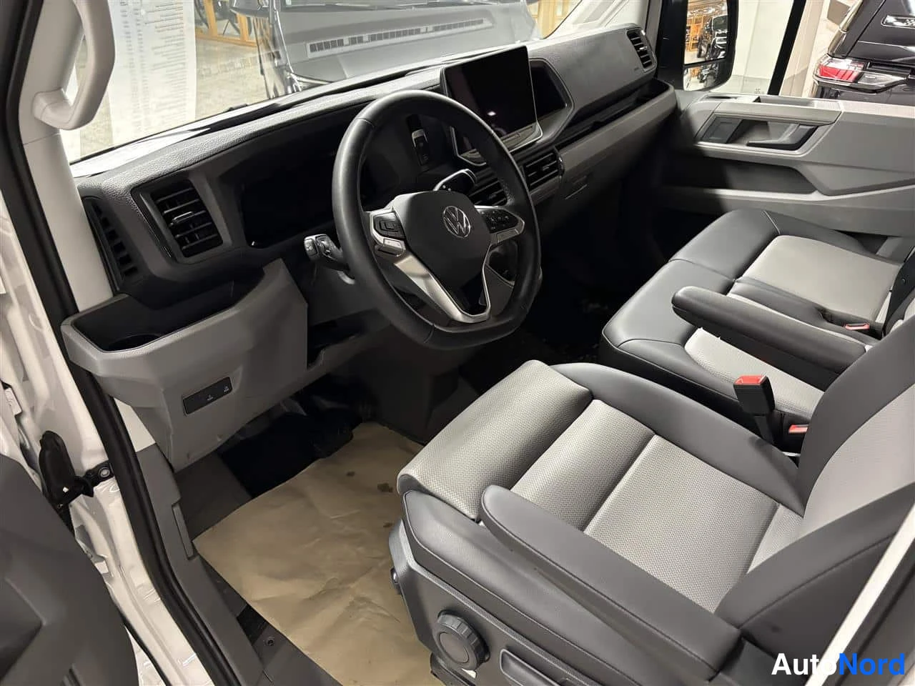 Valkoinen Volkswagen Crafter 2025, ohjaamo, kuva 8