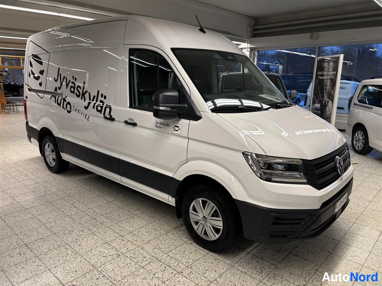 Valkoinen Volkswagen Crafter 2025, etuviisto, keula oikealle, kuva 2
