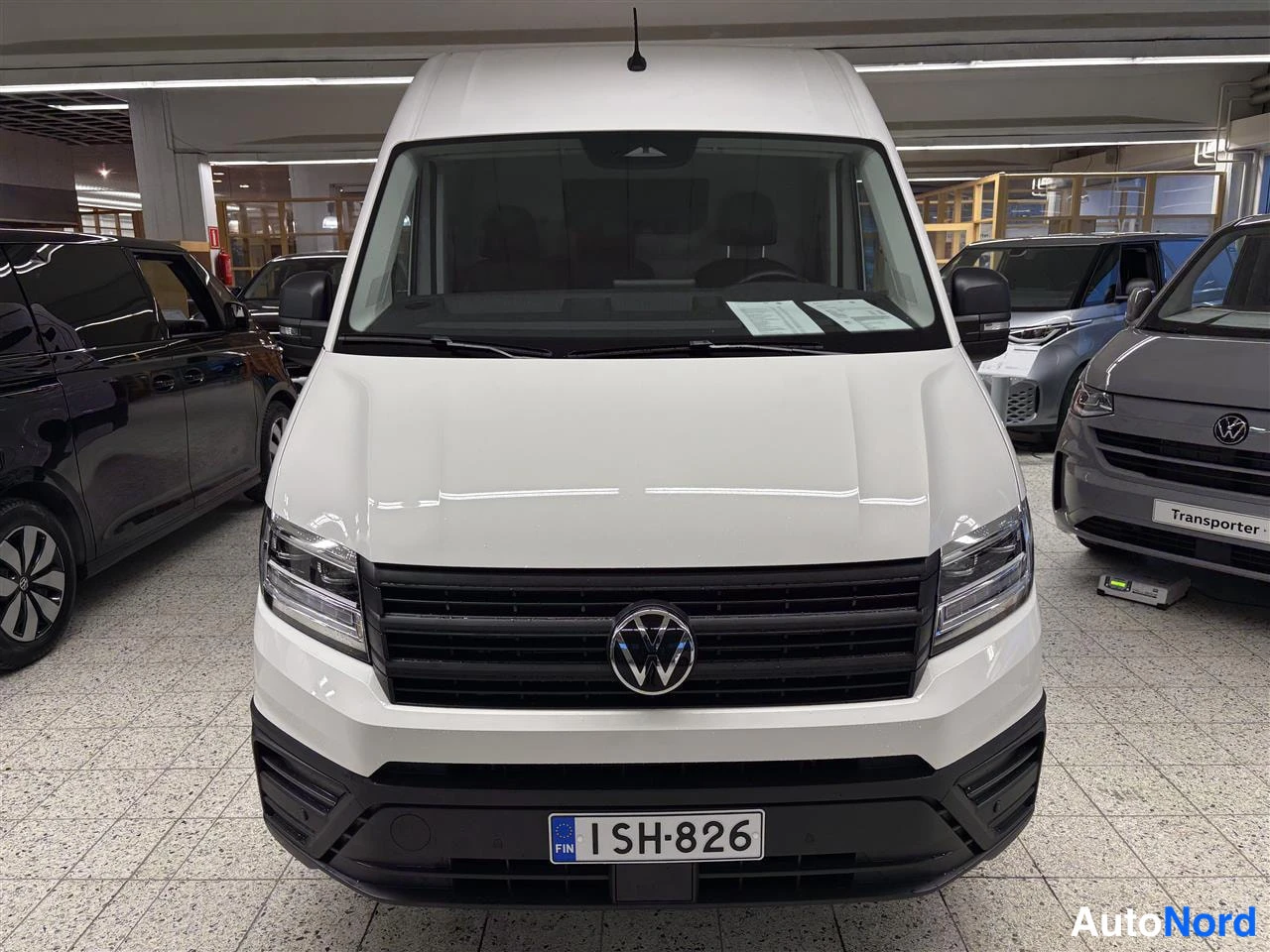 Valkoinen Volkswagen Crafter 2025, edestä, kuva 3