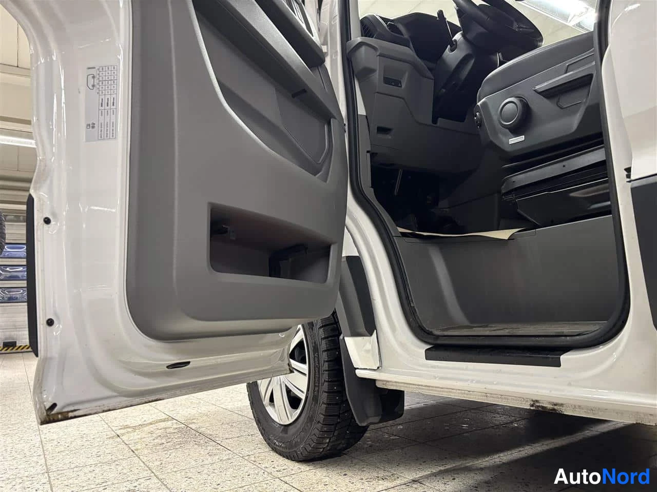 Valkoinen Volkswagen Crafter 2025, yksityiskohta, kuva 17