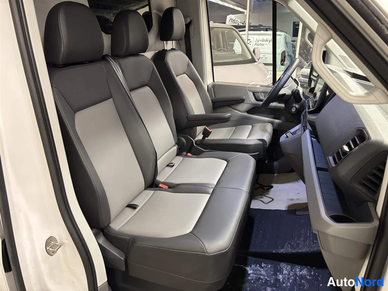 Valkoinen Volkswagen Crafter 2025, etuistuimet, kuva 10