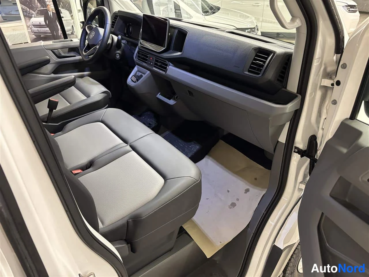 Valkoinen Volkswagen Crafter 2025, ohjaamo, kuva 7