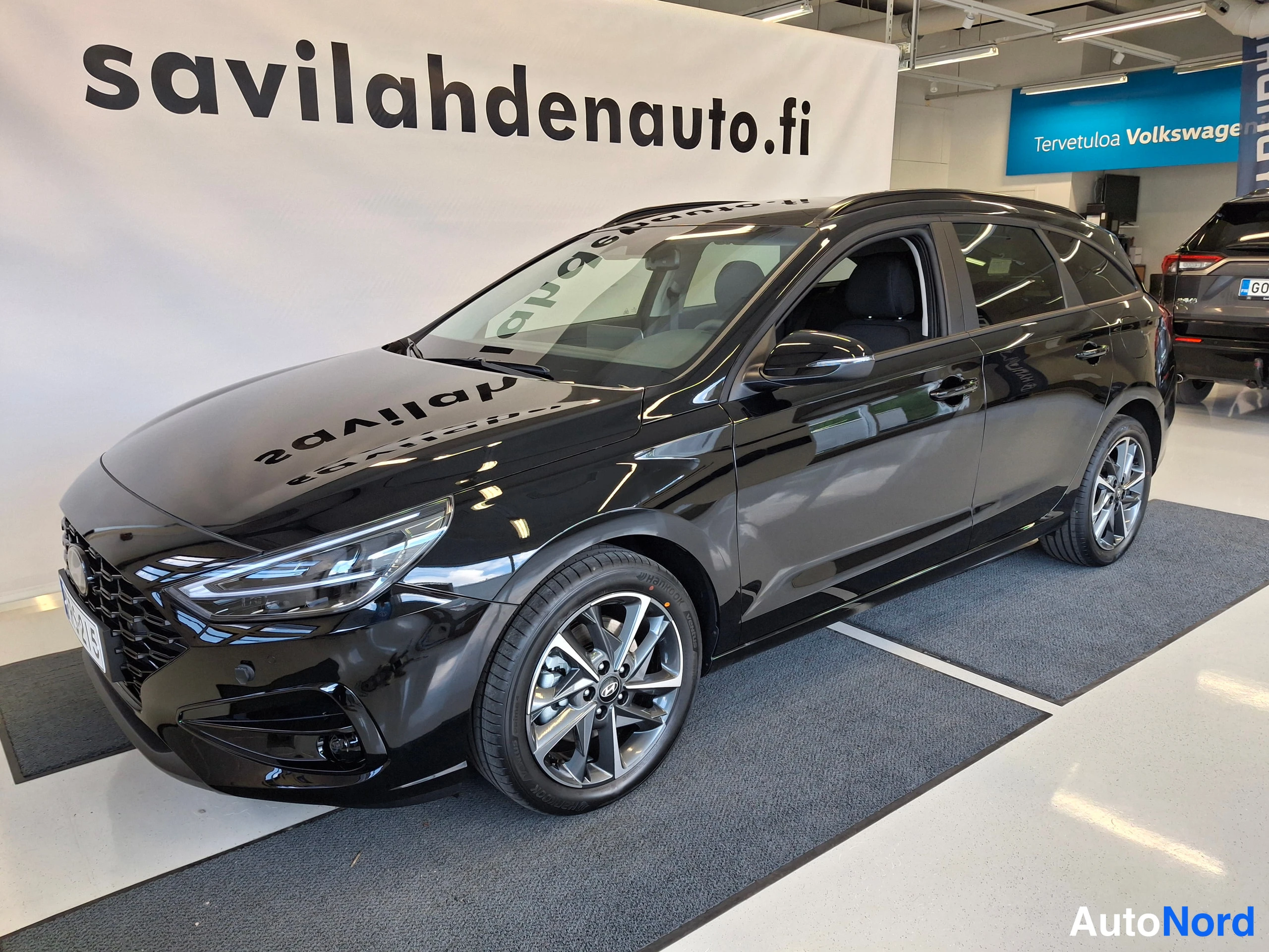 Musta Hyundai i30 2026, etuviisto, keula vasemmalle, kuva 2