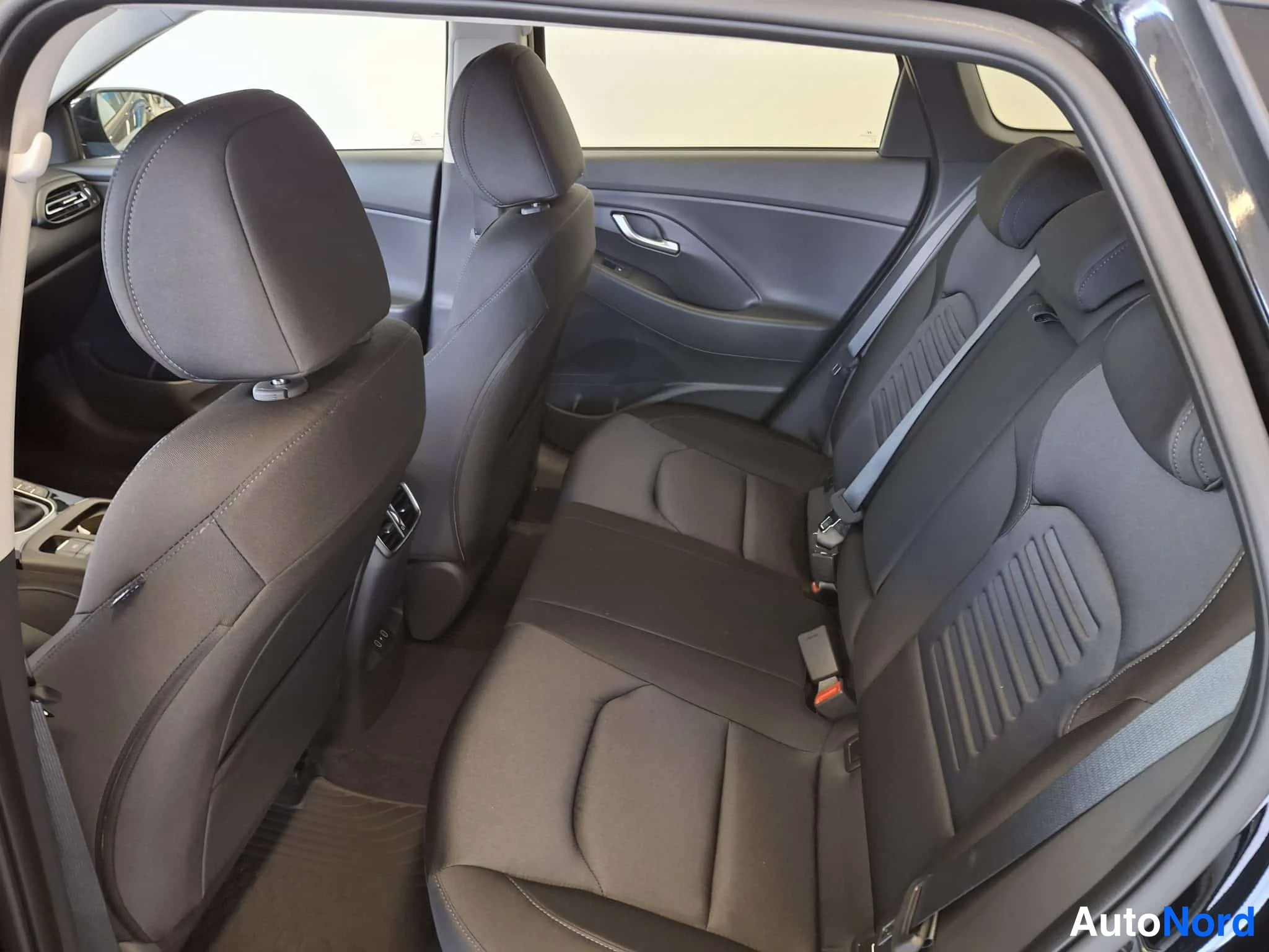 Musta Hyundai i30 2026, takaistuimet, kuva 14