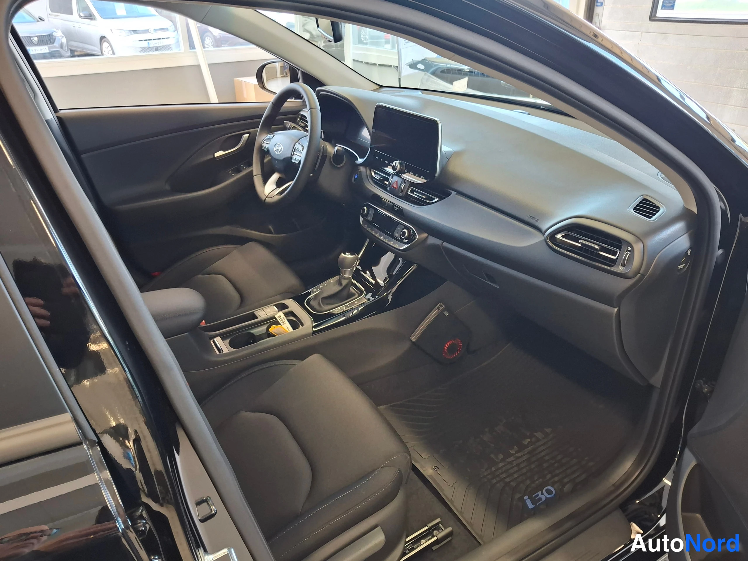 Musta Hyundai i30 2026, ohjaamo, kuva 9