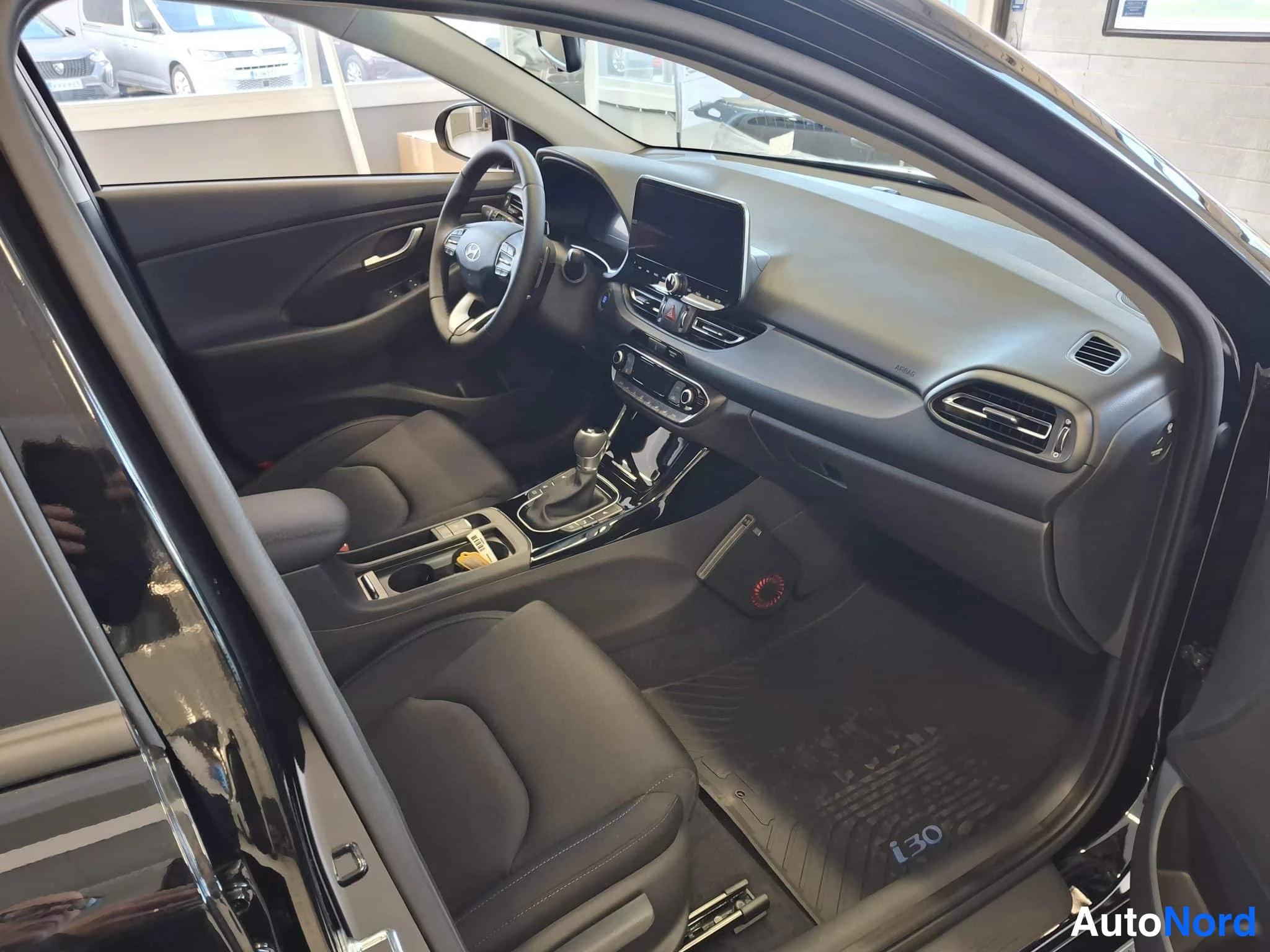Musta Hyundai i30 2026, ohjaamo, kuva 10