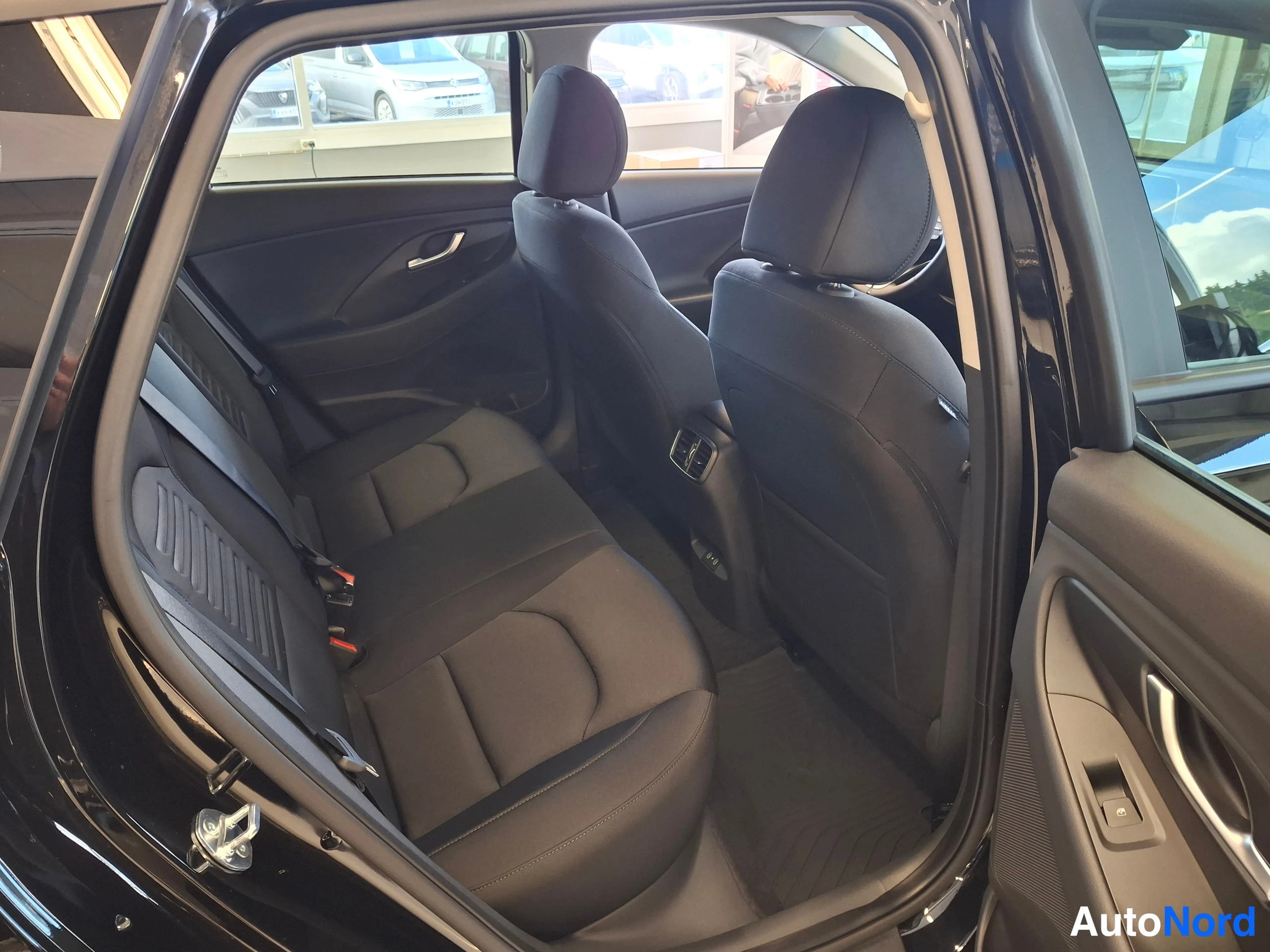 Musta Hyundai i30 2026, takaistuimet, kuva 15