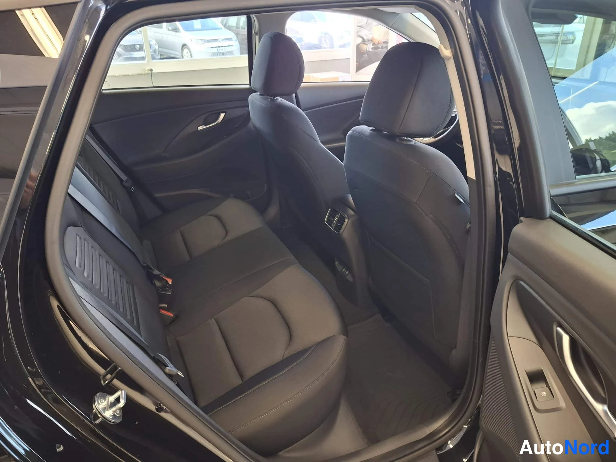 Musta Hyundai i30 2026, takaistuimet, kuva 16