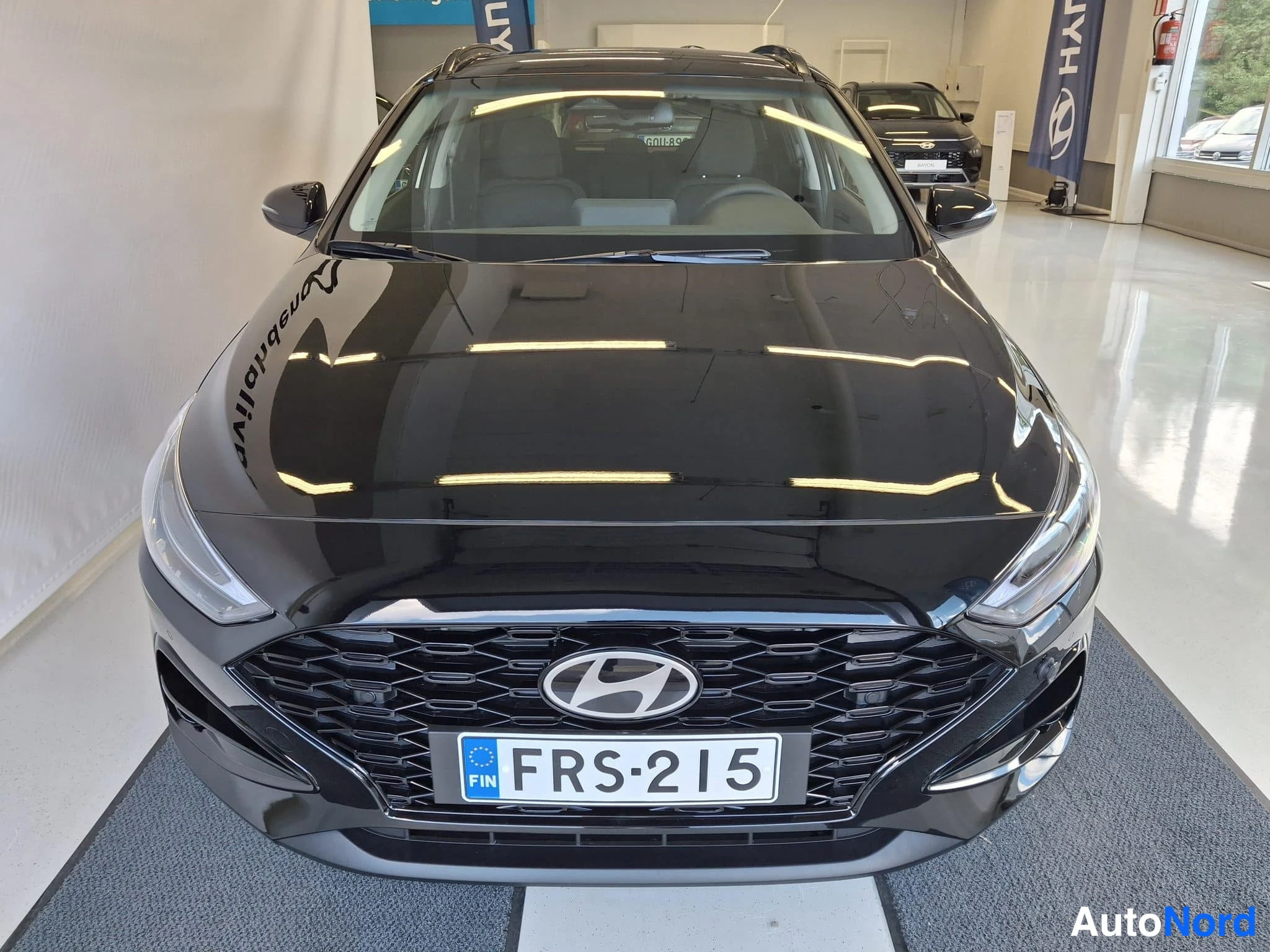 Musta Hyundai i30 2026, edestä, kuva 4