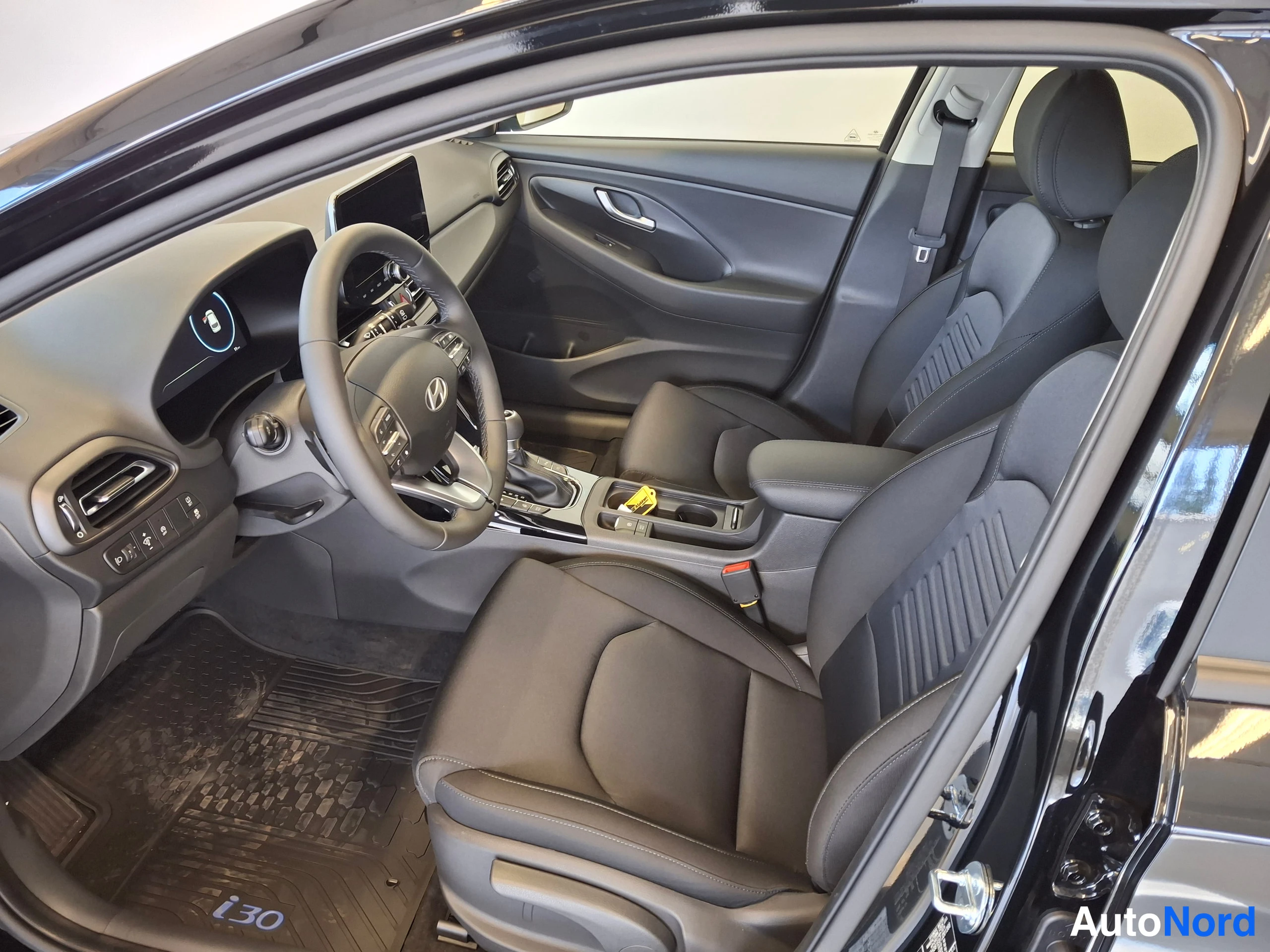 Musta Hyundai i30 2026, ohjaamo, kuva 11