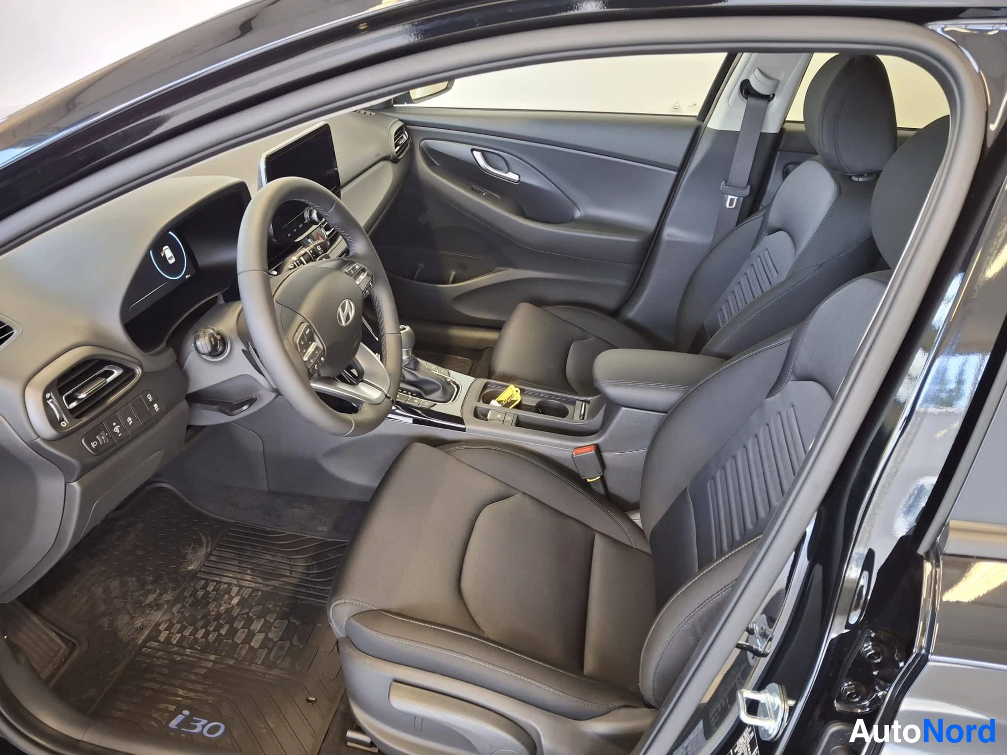 Musta Hyundai i30 2026, ohjaamo, kuva 12